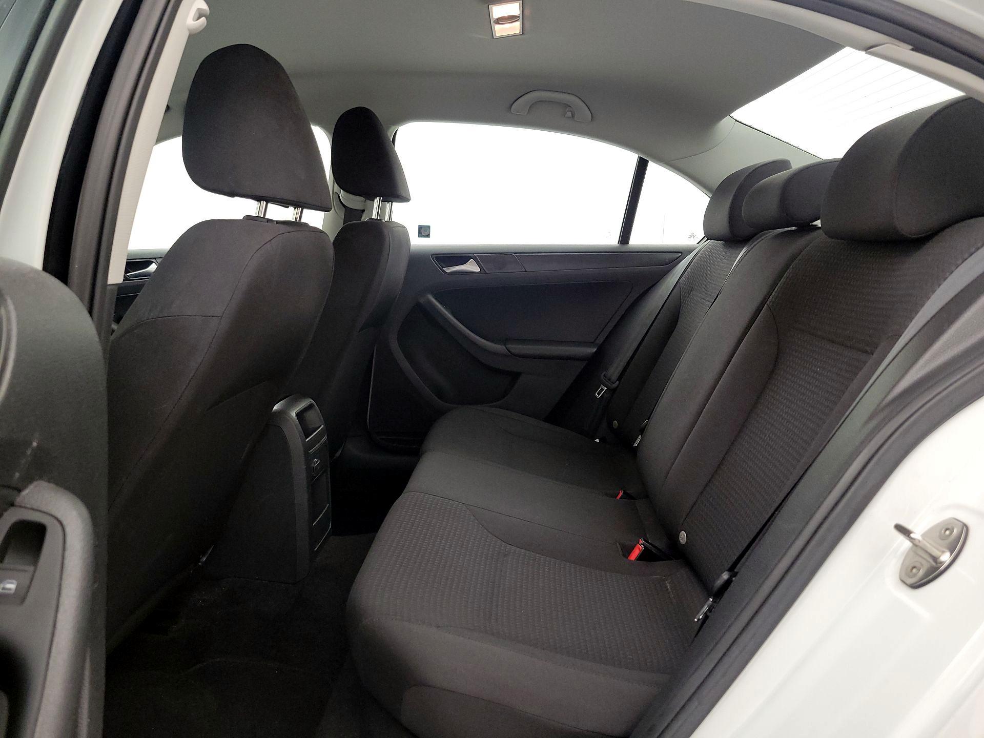 Thumbnail: 2016 Volkswagen Jetta - 18