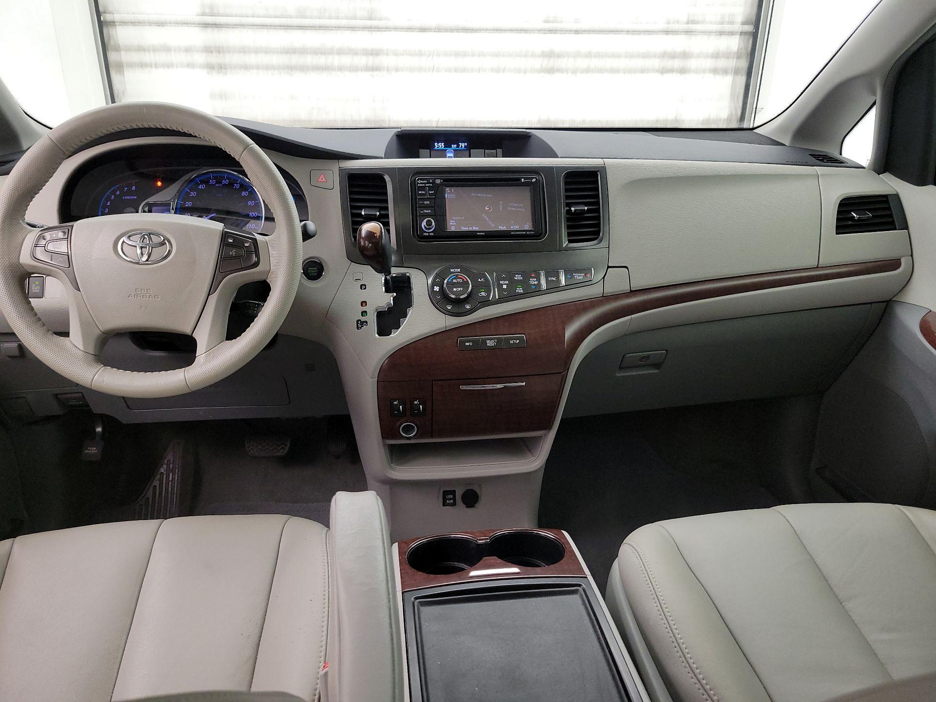 Thumbnail: 2014 Toyota Sienna - 9