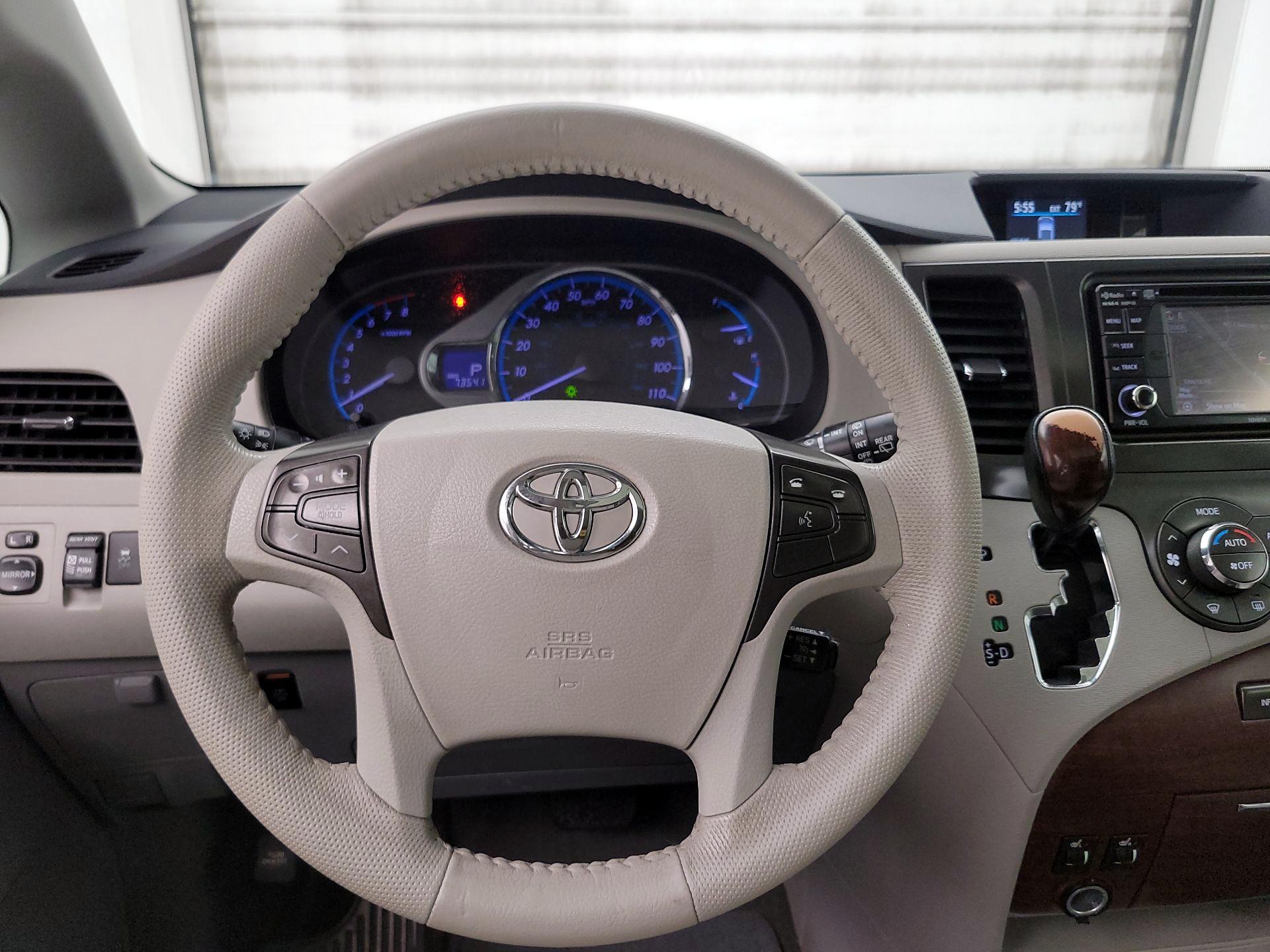Thumbnail: 2014 Toyota Sienna - 10