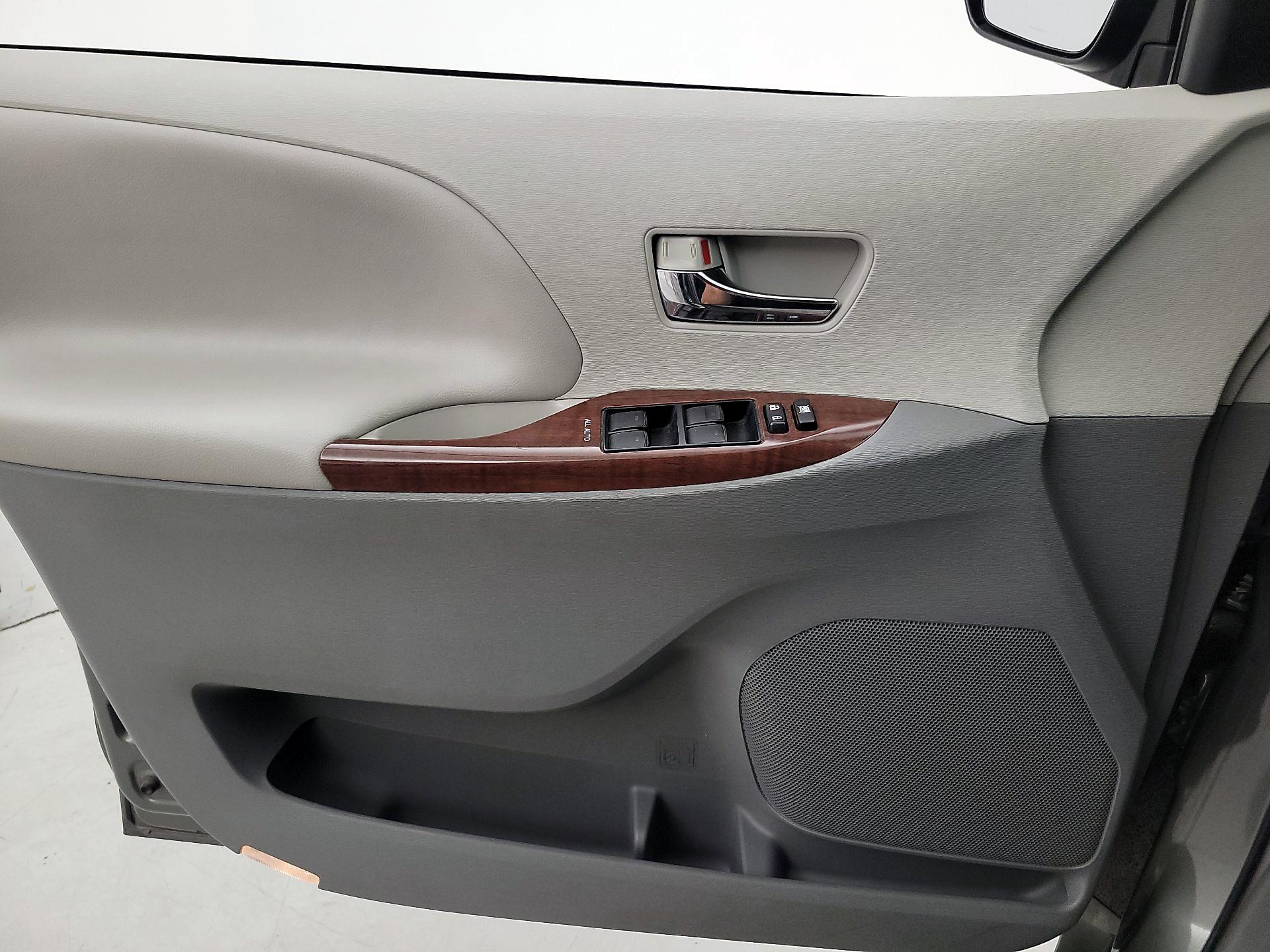 Thumbnail: 2014 Toyota Sienna - 12