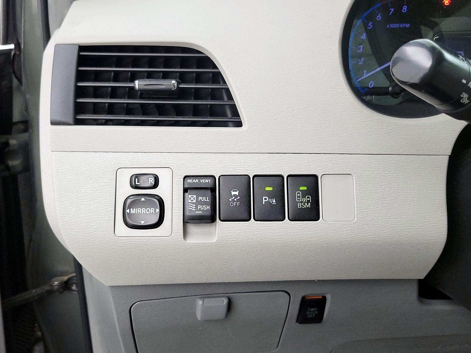 Thumbnail: 2014 Toyota Sienna - 13