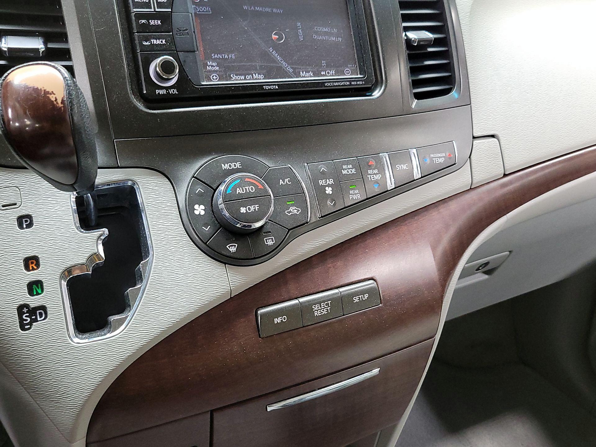 Thumbnail: 2014 Toyota Sienna - 17