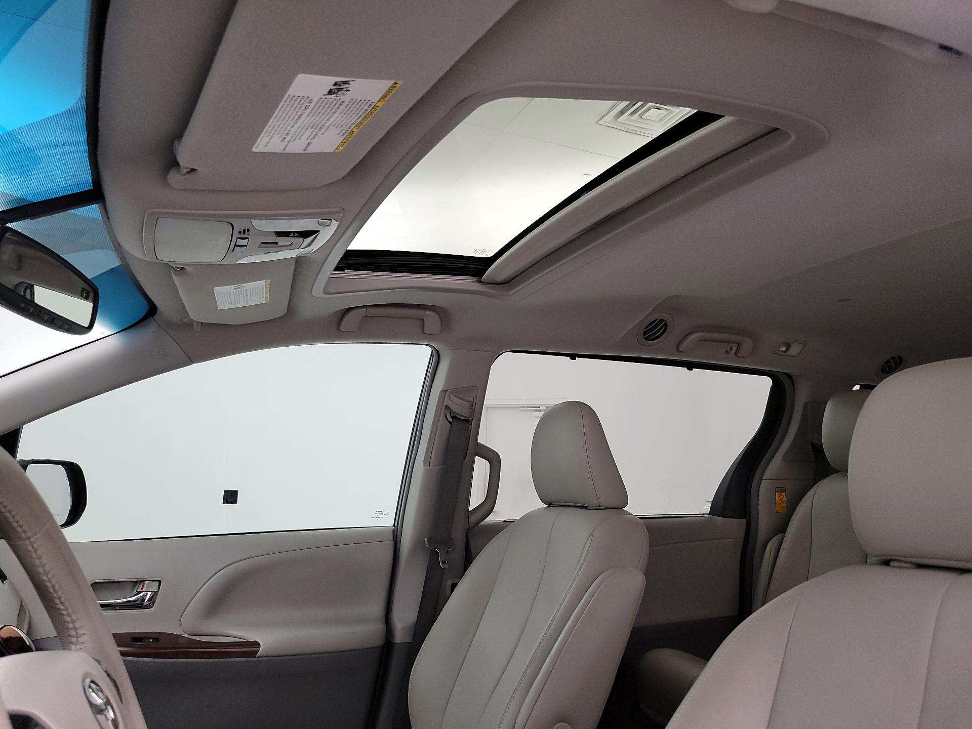 Thumbnail: 2014 Toyota Sienna - 20