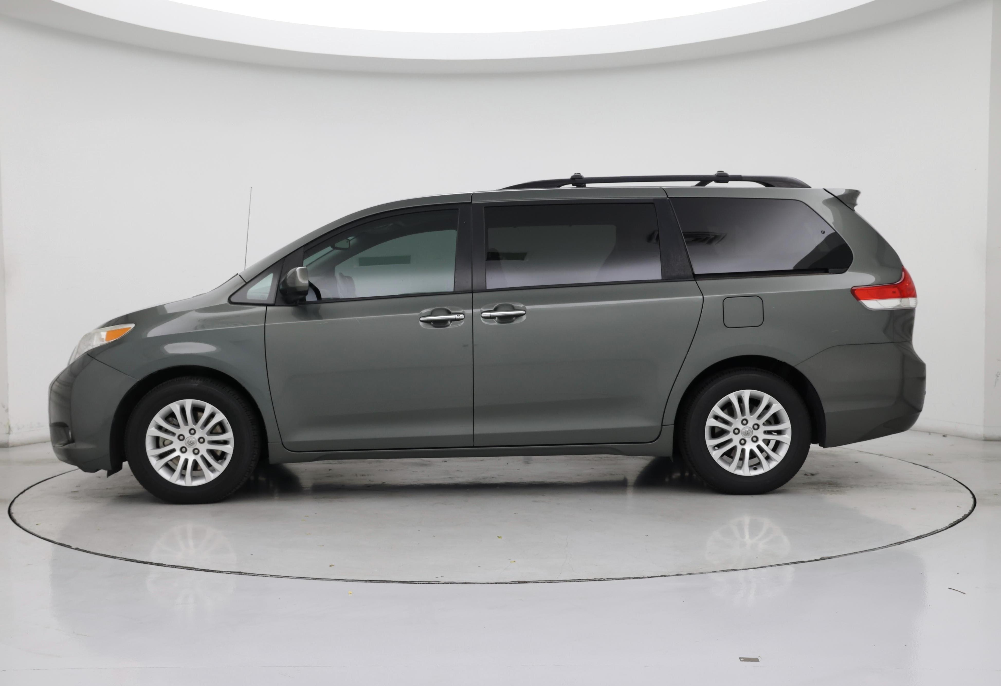 Thumbnail: 2014 Toyota Sienna - 3