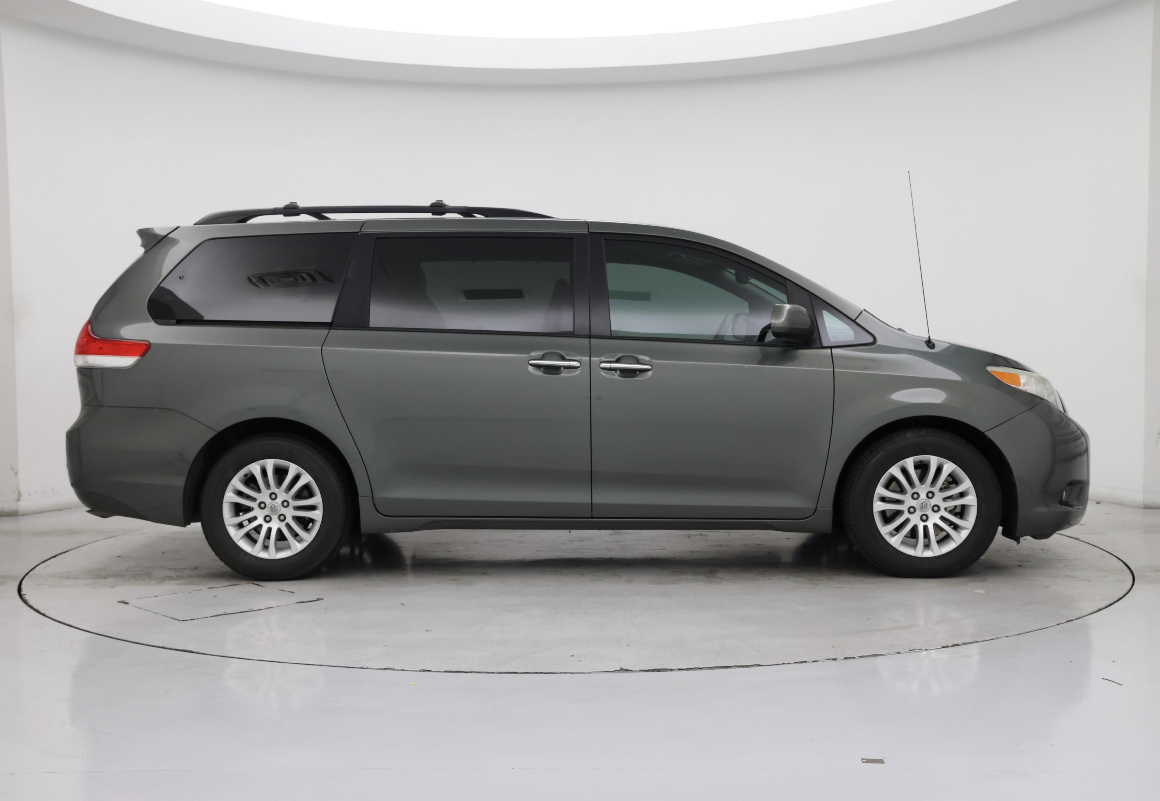 Thumbnail: 2014 Toyota Sienna - 7