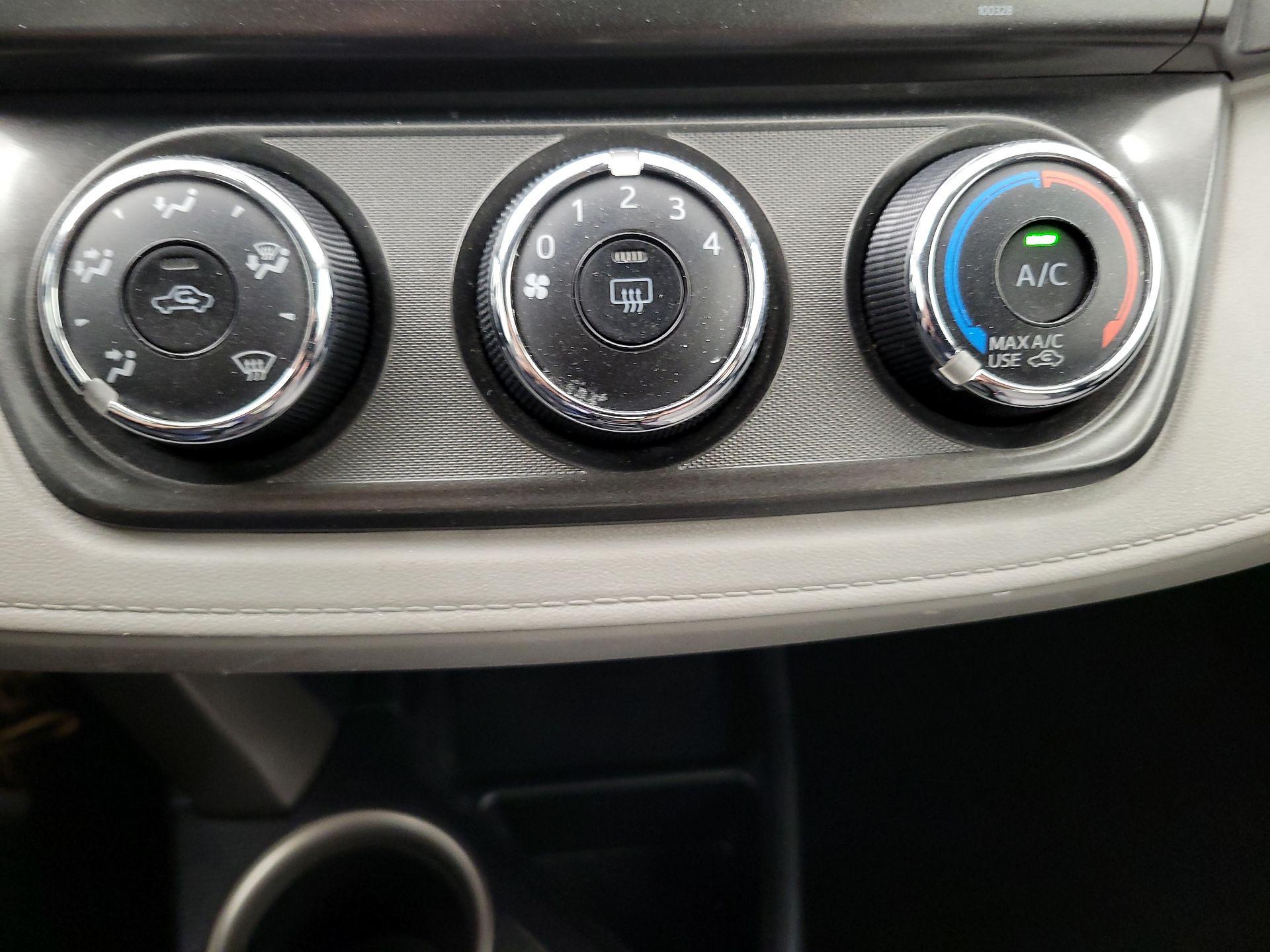 Thumbnail: 2014 Toyota RAV4 - 16