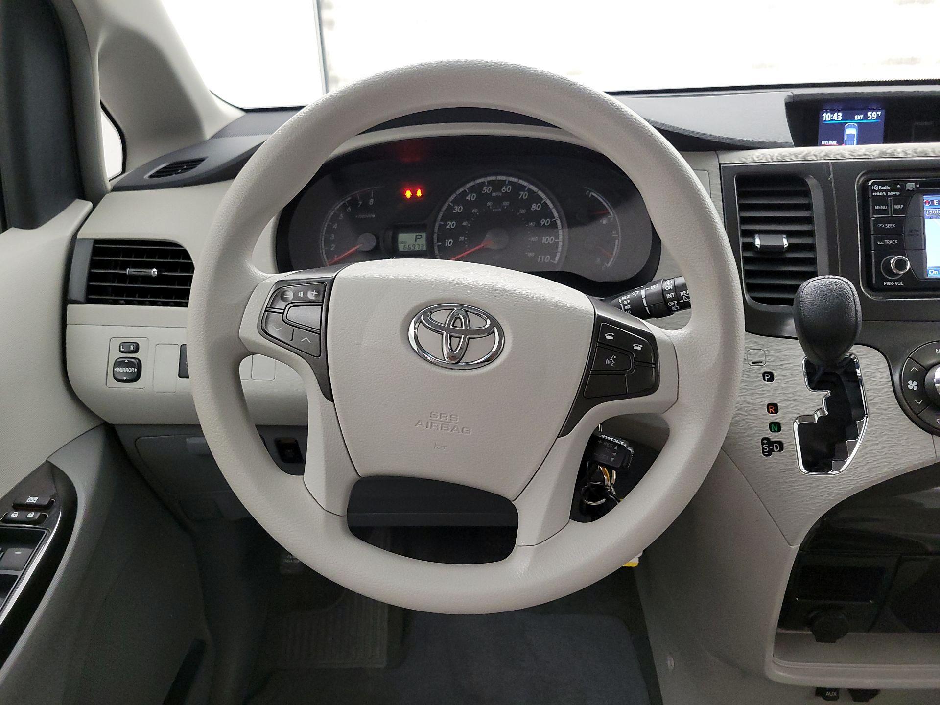 Thumbnail: 2014 Toyota Sienna - 10