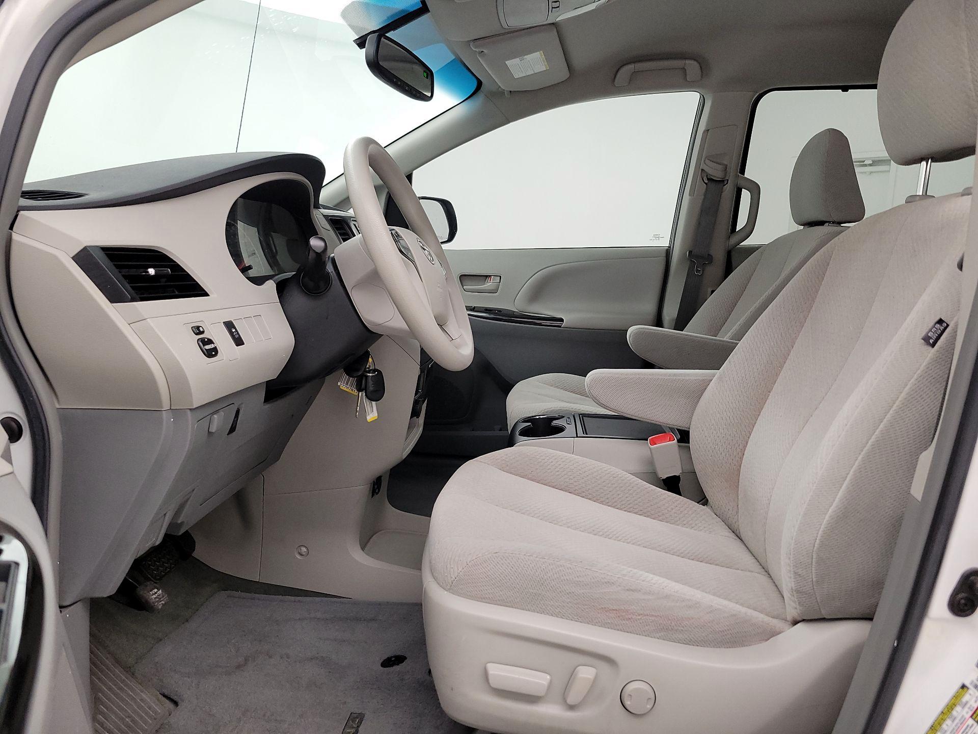 Thumbnail: 2014 Toyota Sienna - 11