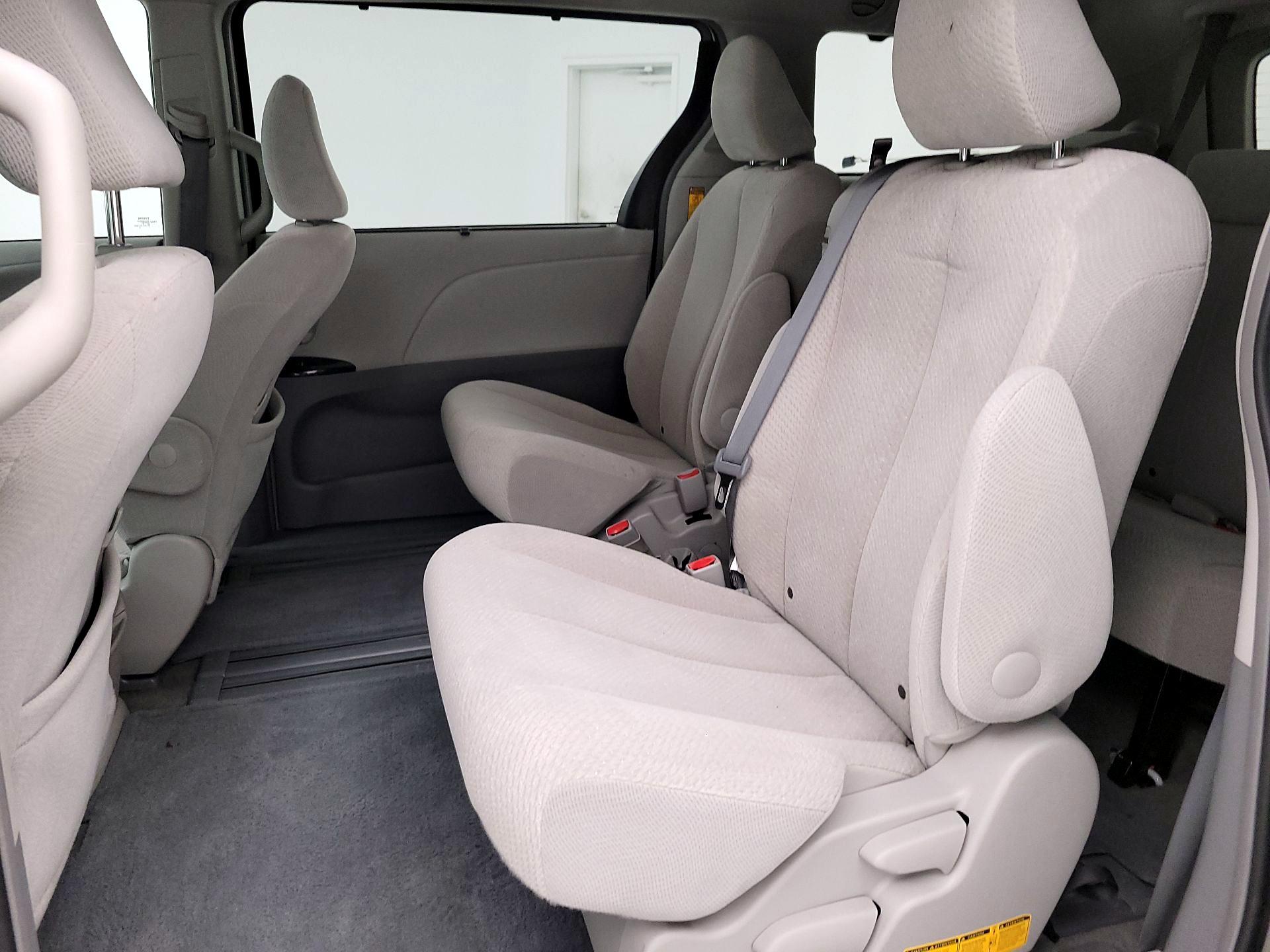 Thumbnail: 2014 Toyota Sienna - 20