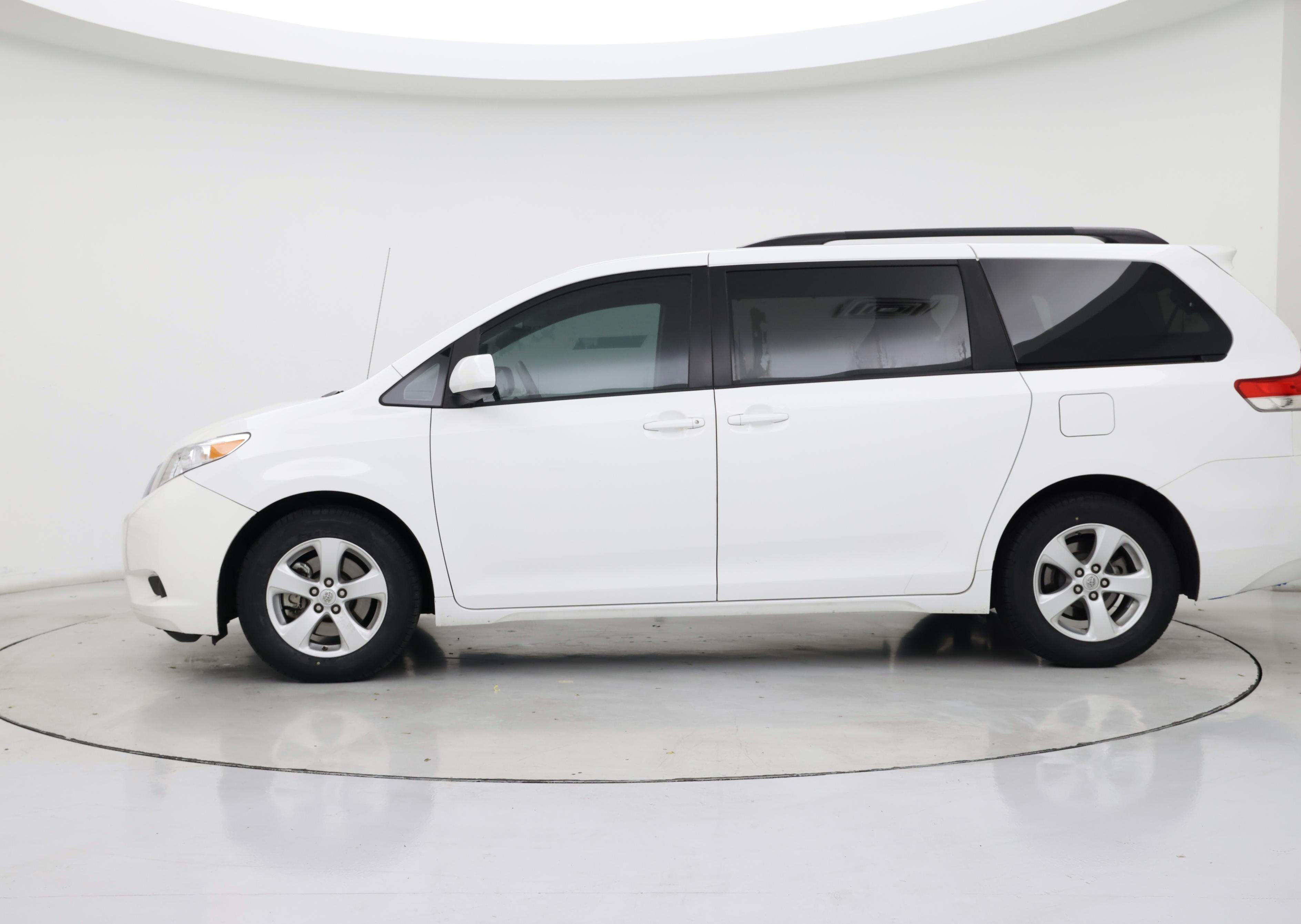 Thumbnail: 2014 Toyota Sienna - 3
