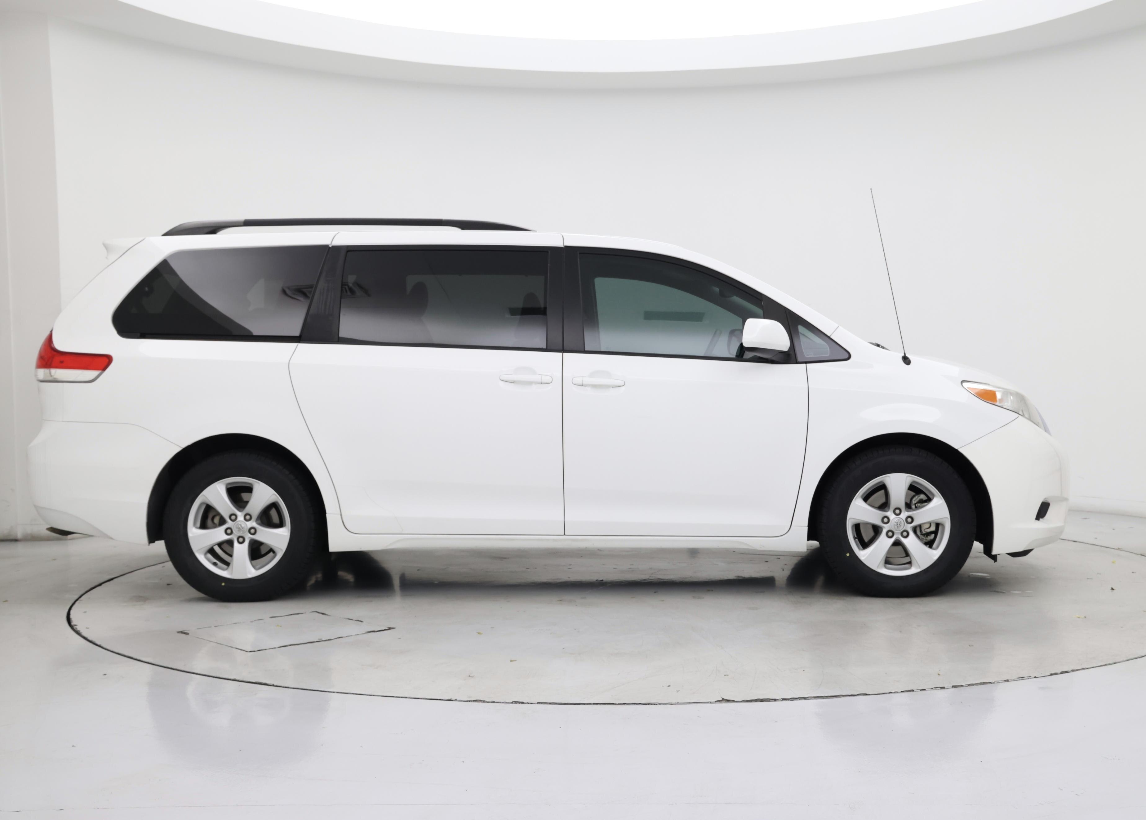 Thumbnail: 2014 Toyota Sienna - 7