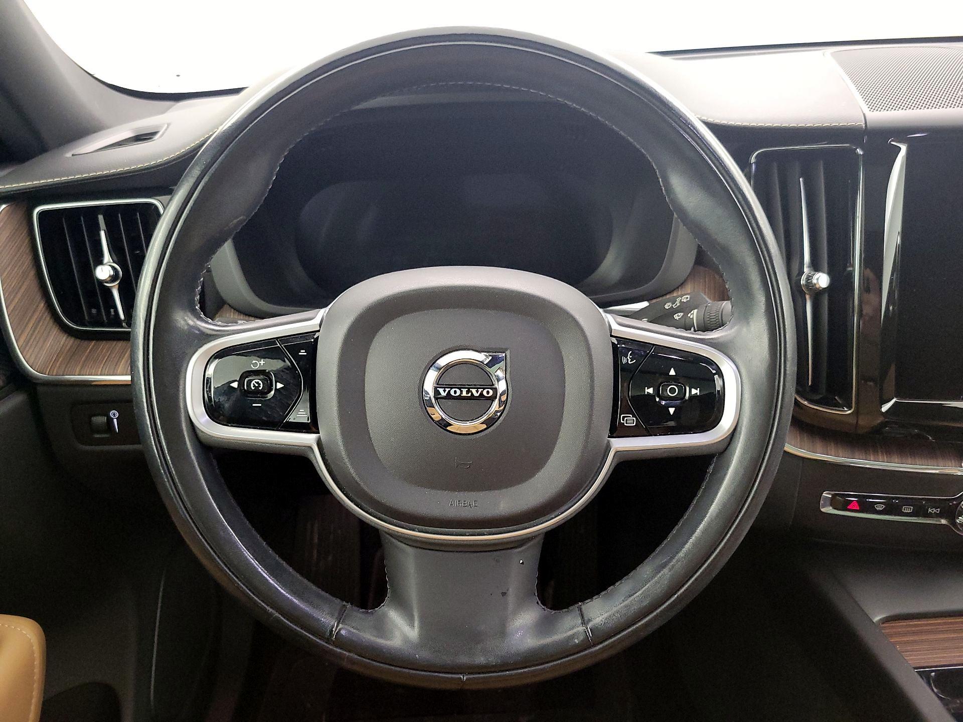 Thumbnail: 2022 Volvo XC60 - 10