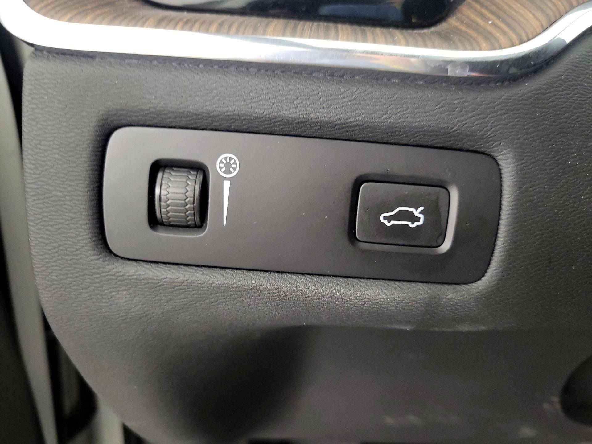 Thumbnail: 2022 Volvo XC60 - 13