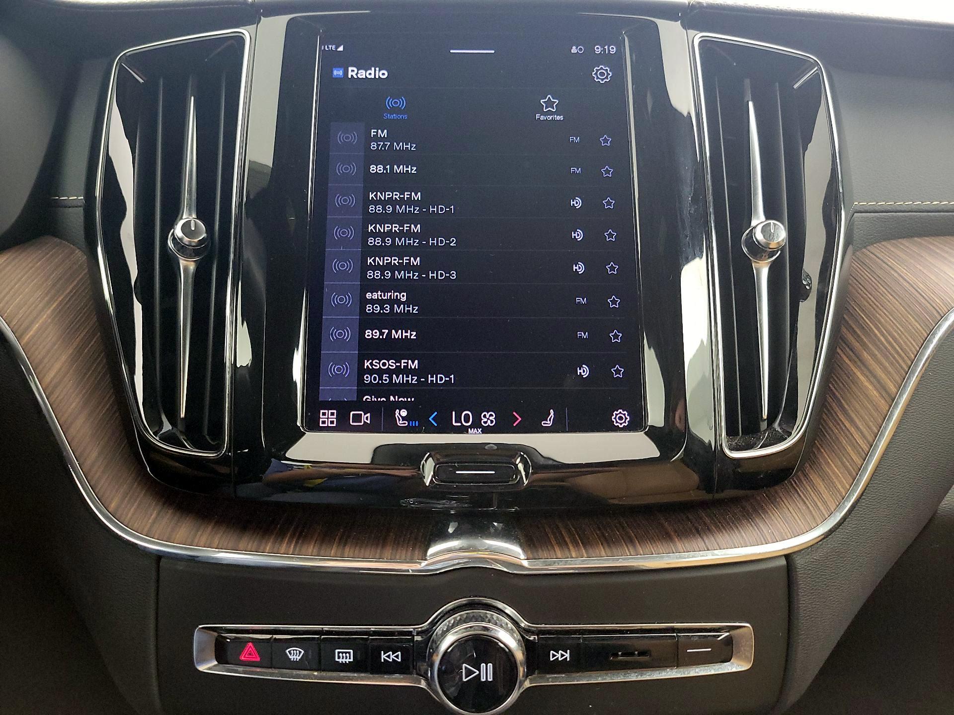 Thumbnail: 2022 Volvo XC60 - 15