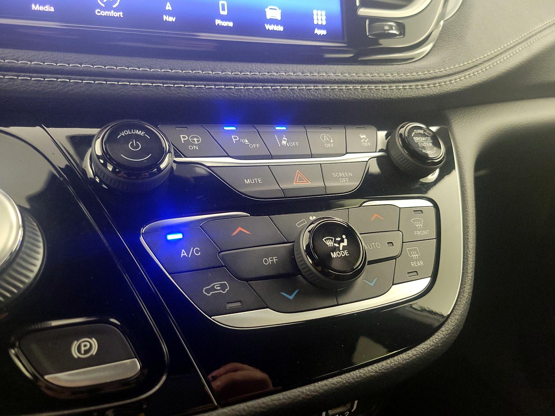 Thumbnail: 2021 Chrysler Pacifica - 17