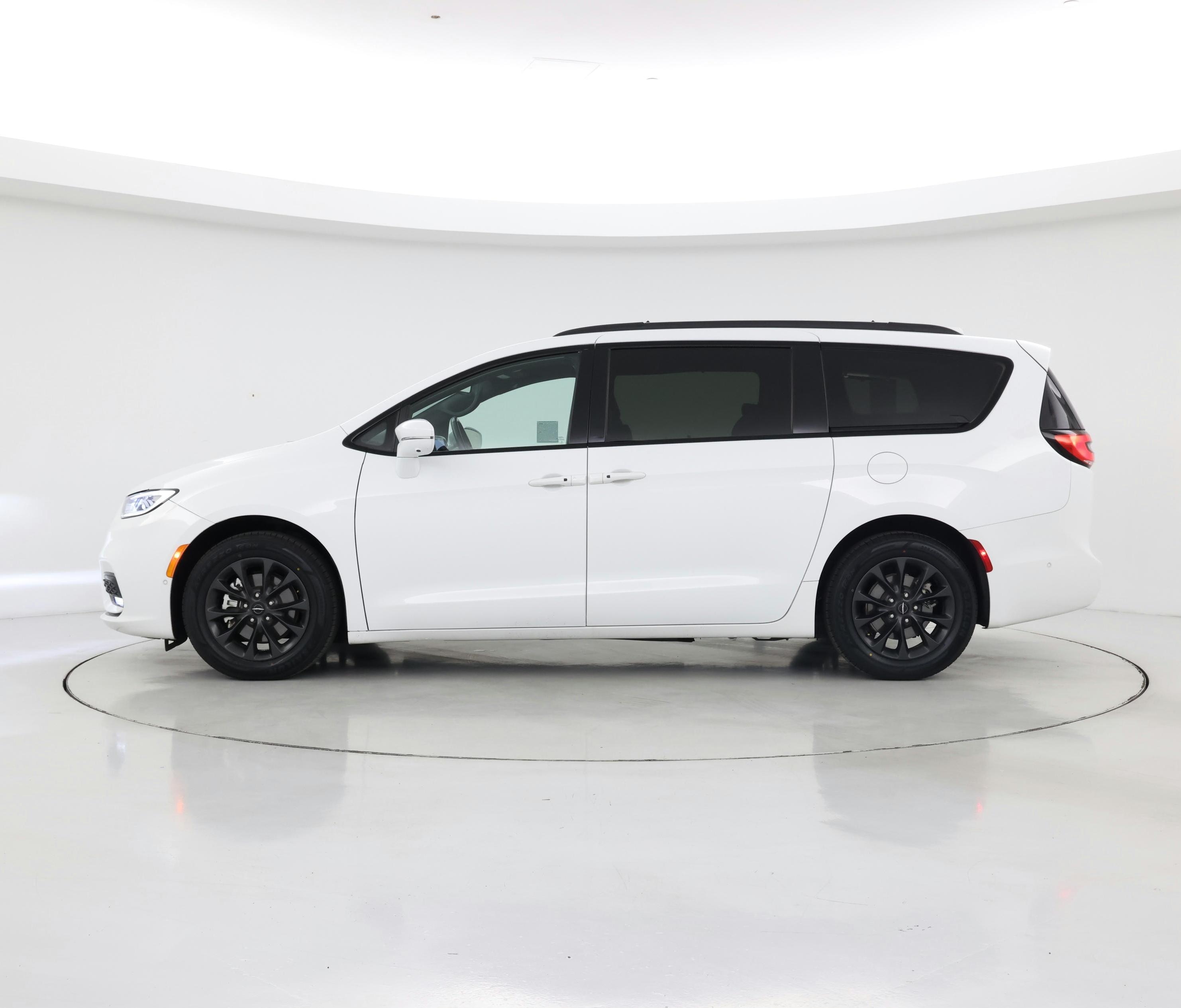 Thumbnail: 2021 Chrysler Pacifica - 3