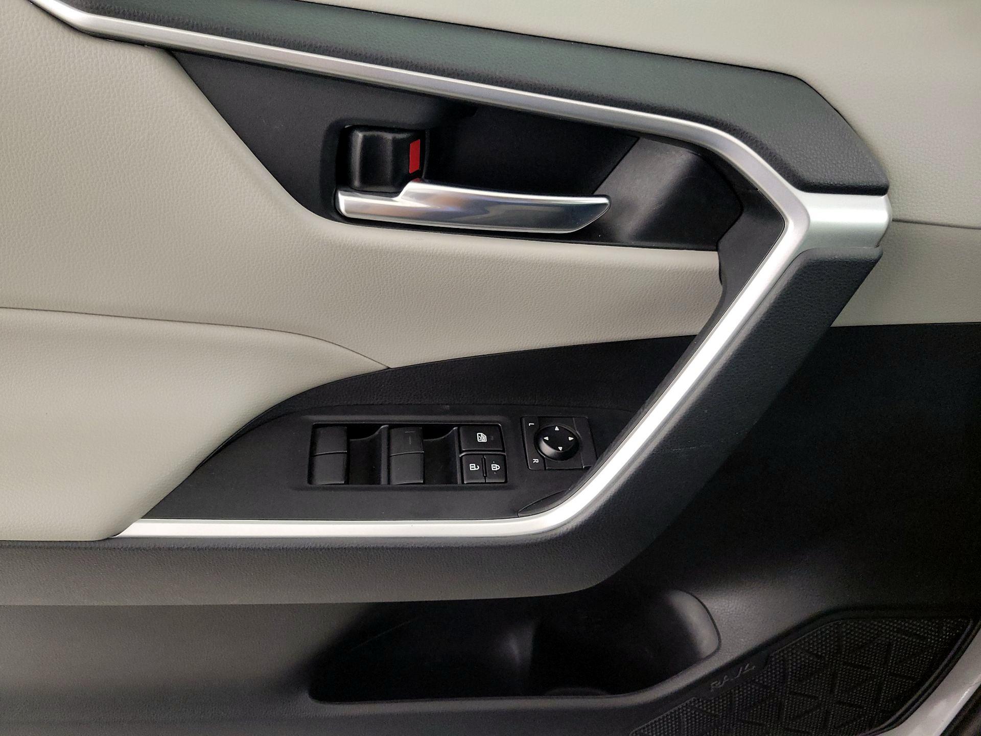 Thumbnail: 2020 Toyota RAV4 - 12