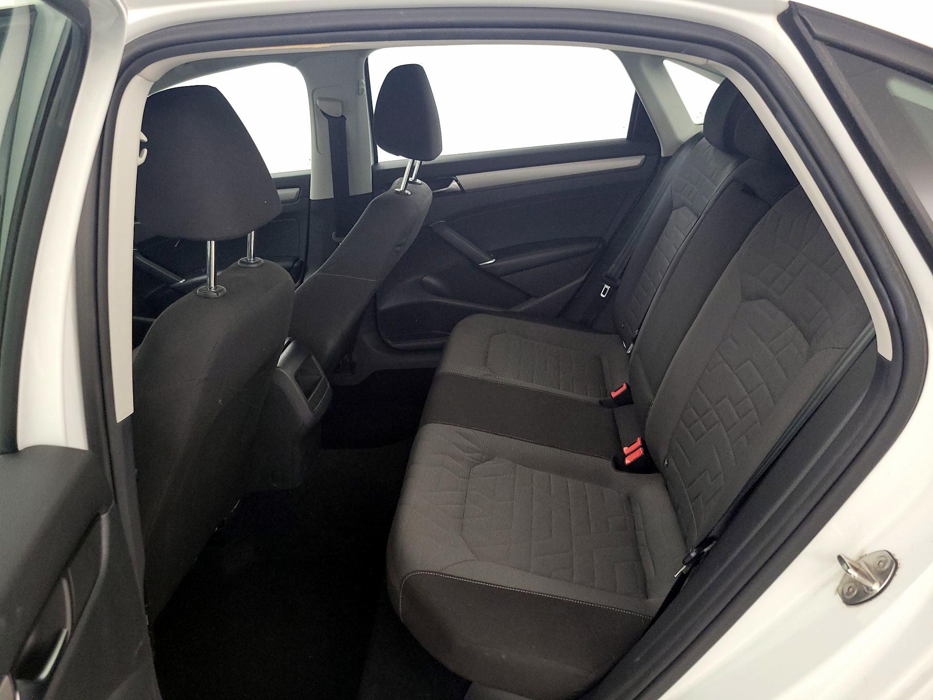 Thumbnail: 2021 Volkswagen Passat - 19