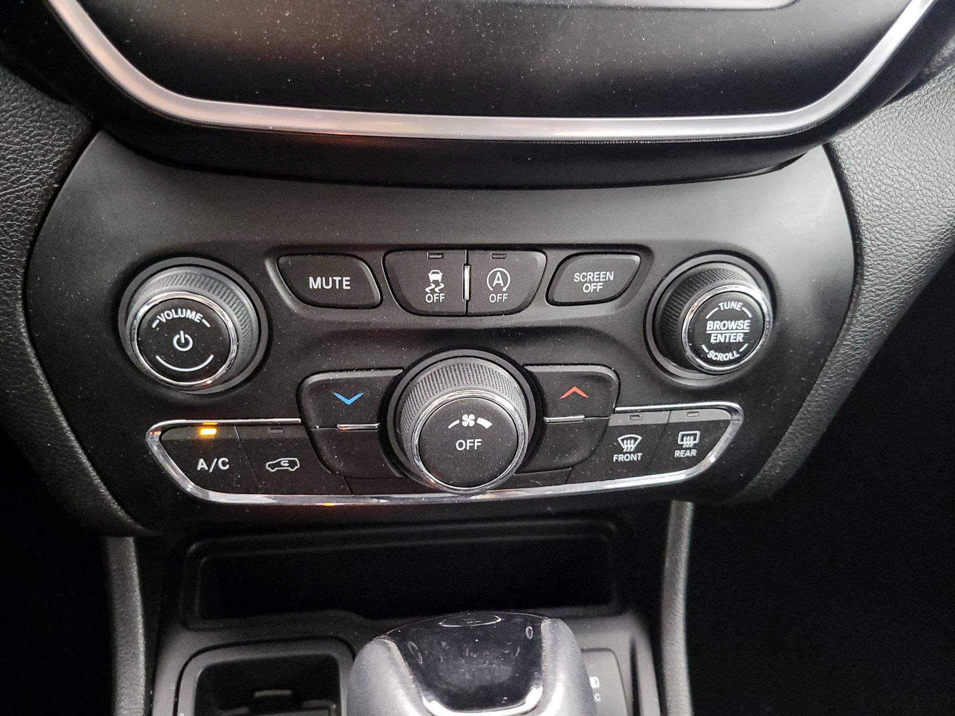 Thumbnail: 2021 Jeep Cherokee - 16