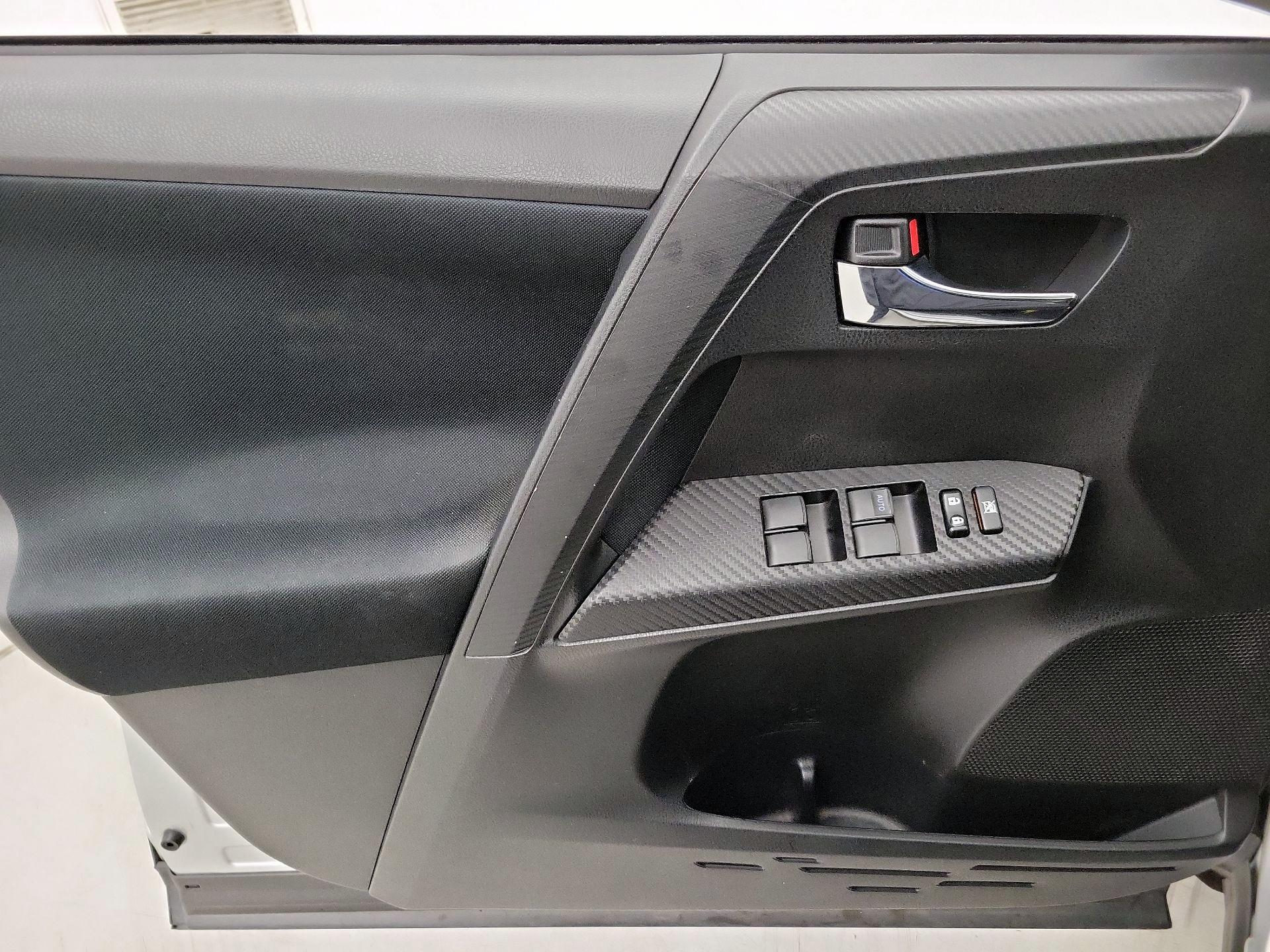 Thumbnail: 2015 Toyota RAV4 - 12