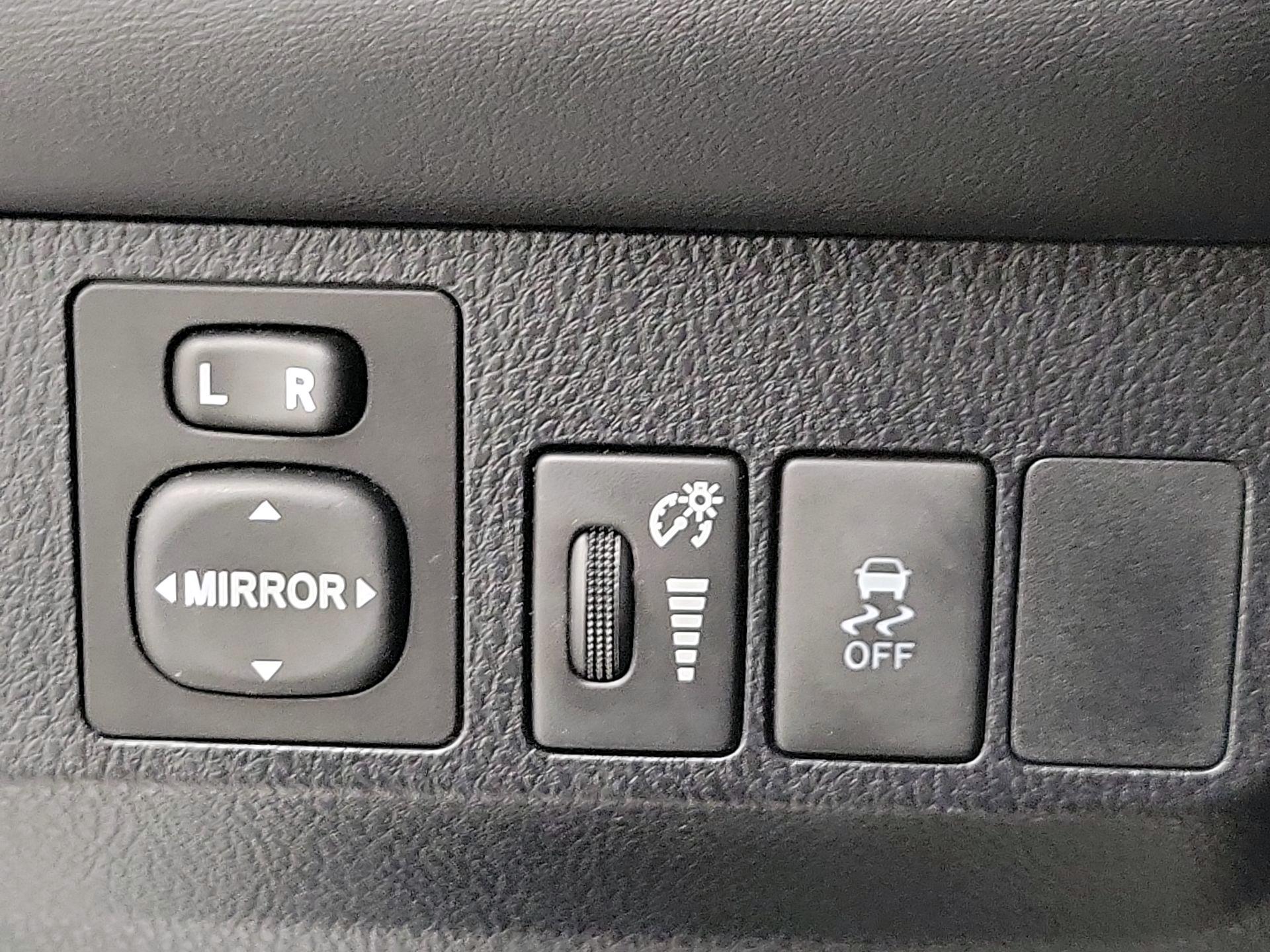 Thumbnail: 2015 Toyota RAV4 - 13