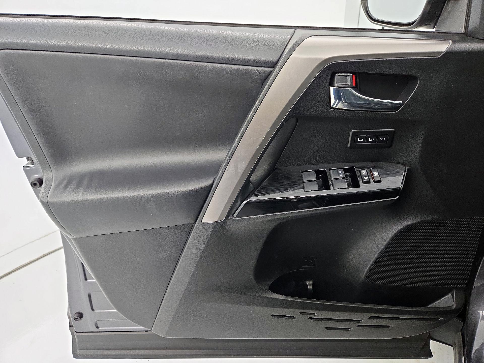 Thumbnail: 2016 Toyota RAV4 - 12