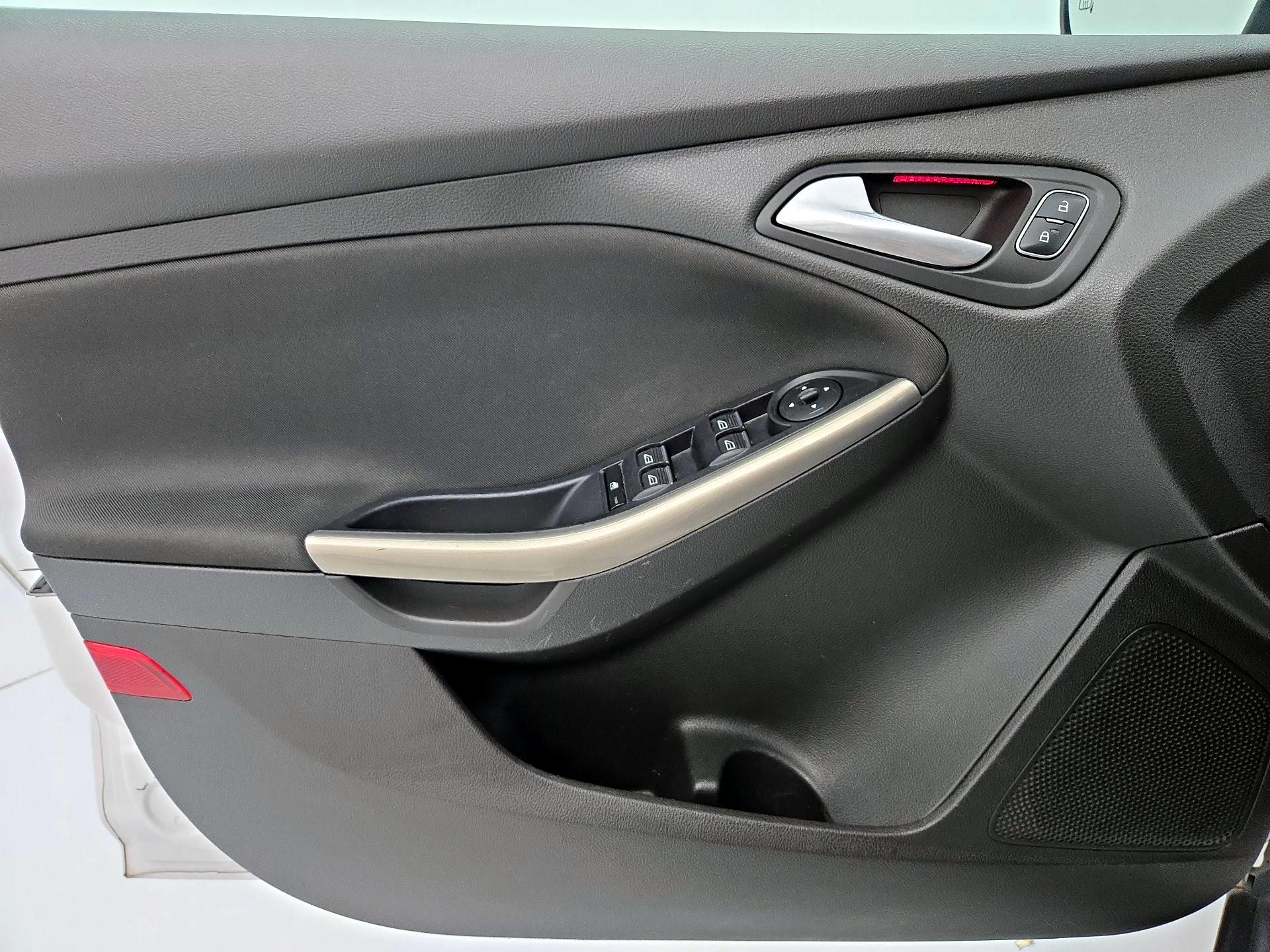 Thumbnail: 2016 Ford Focus - 12