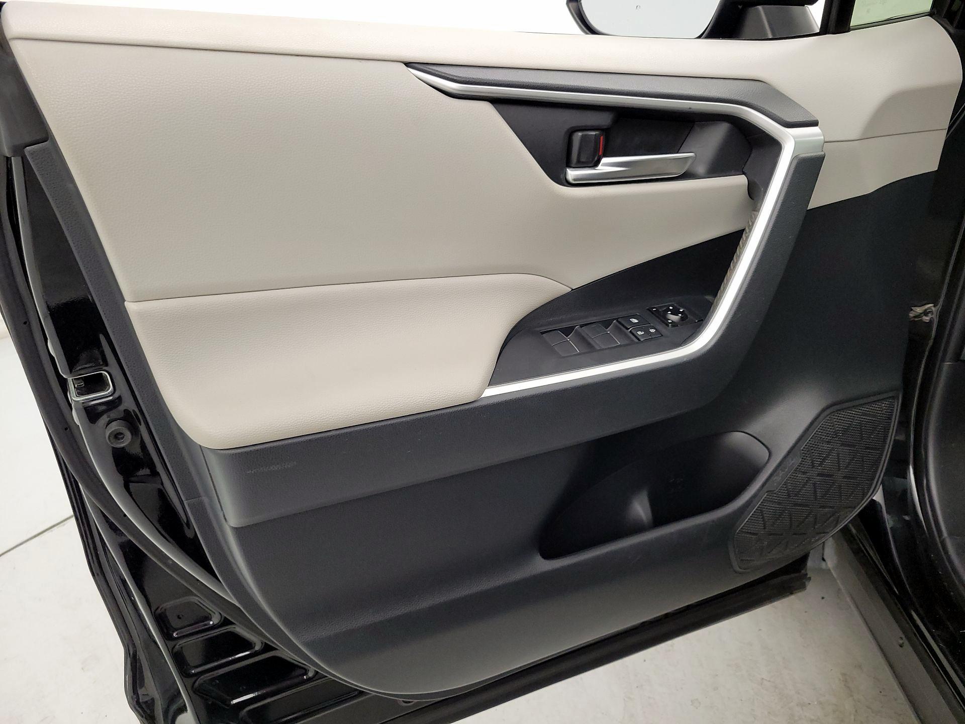 Thumbnail: 2019 Toyota RAV4 - 12