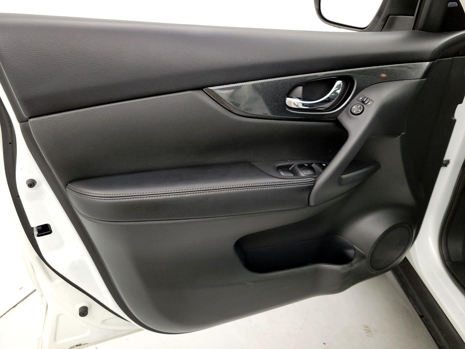 Thumbnail: 2016 Nissan Rogue - 12