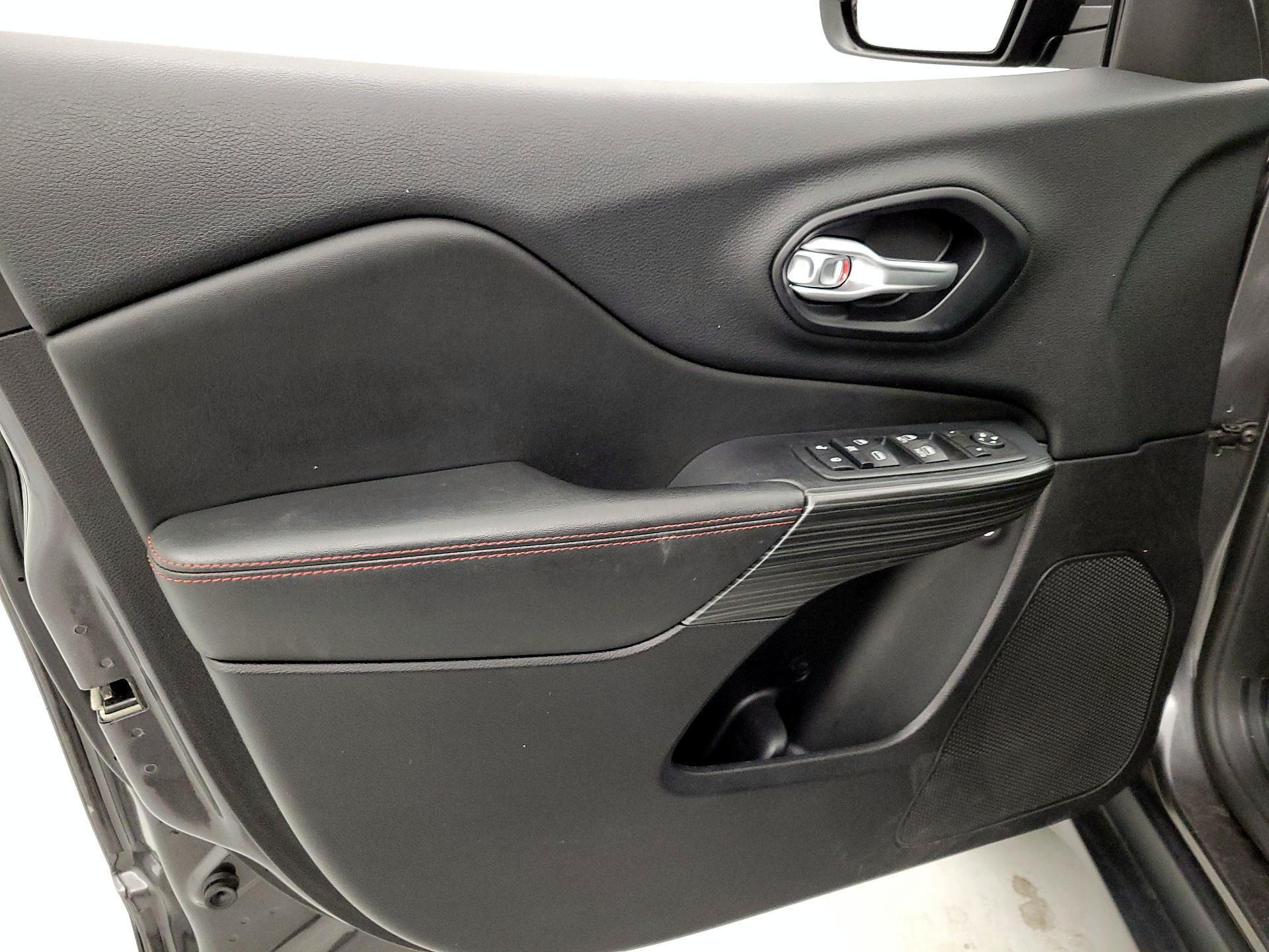 Thumbnail: 2016 Jeep Cherokee - 12