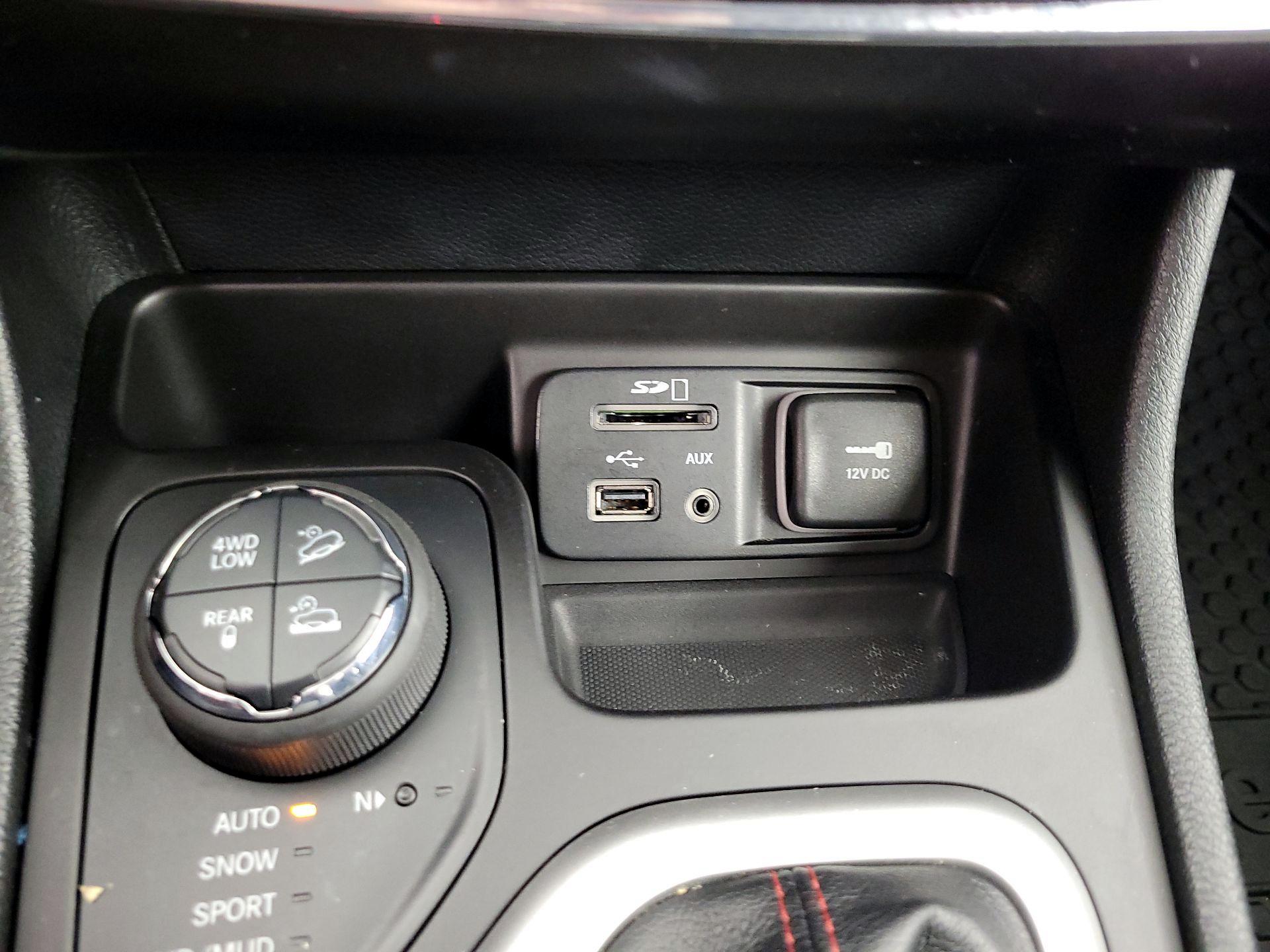 Thumbnail: 2016 Jeep Cherokee - 19