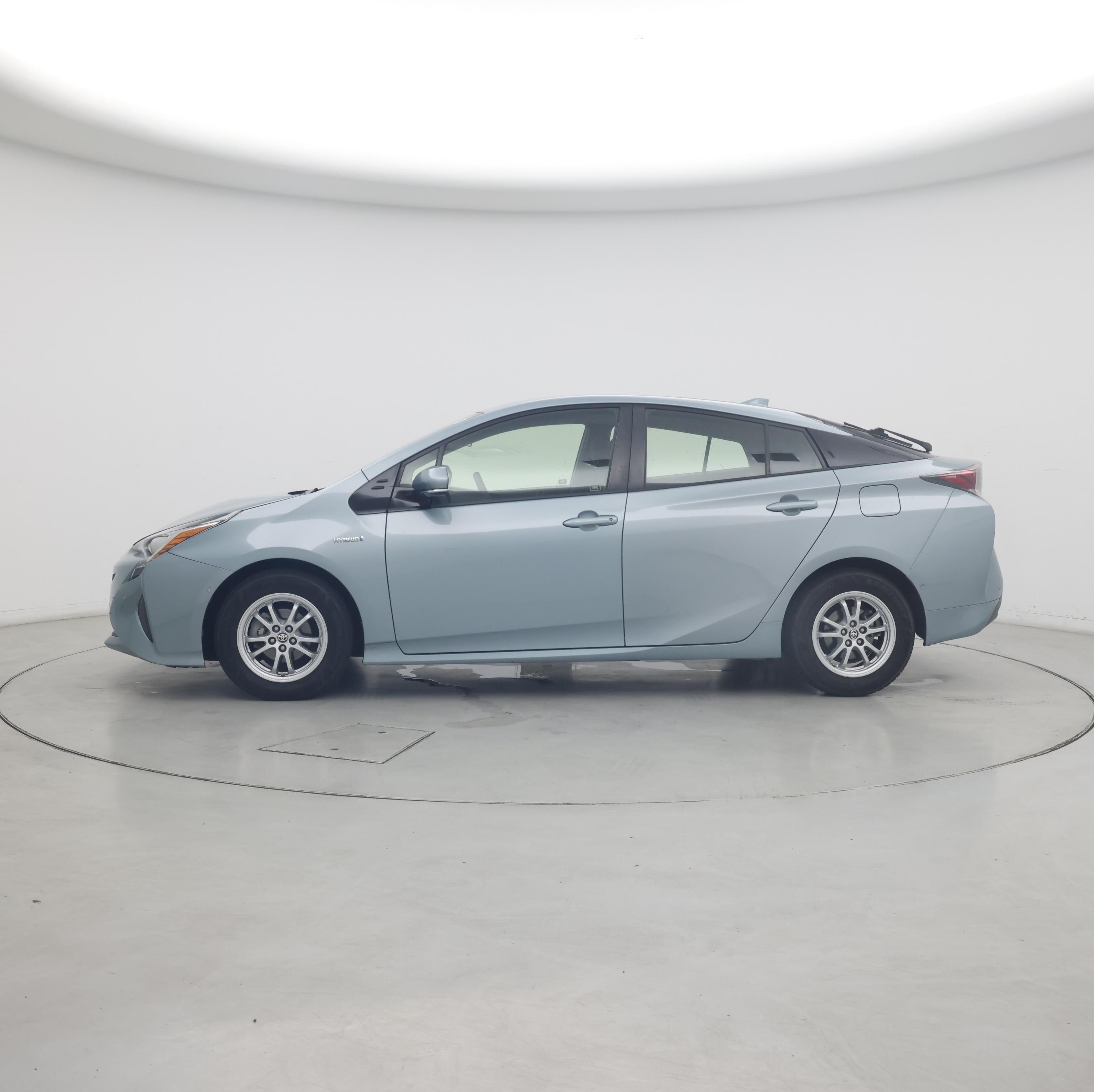Thumbnail: 2017 Toyota Prius - 3