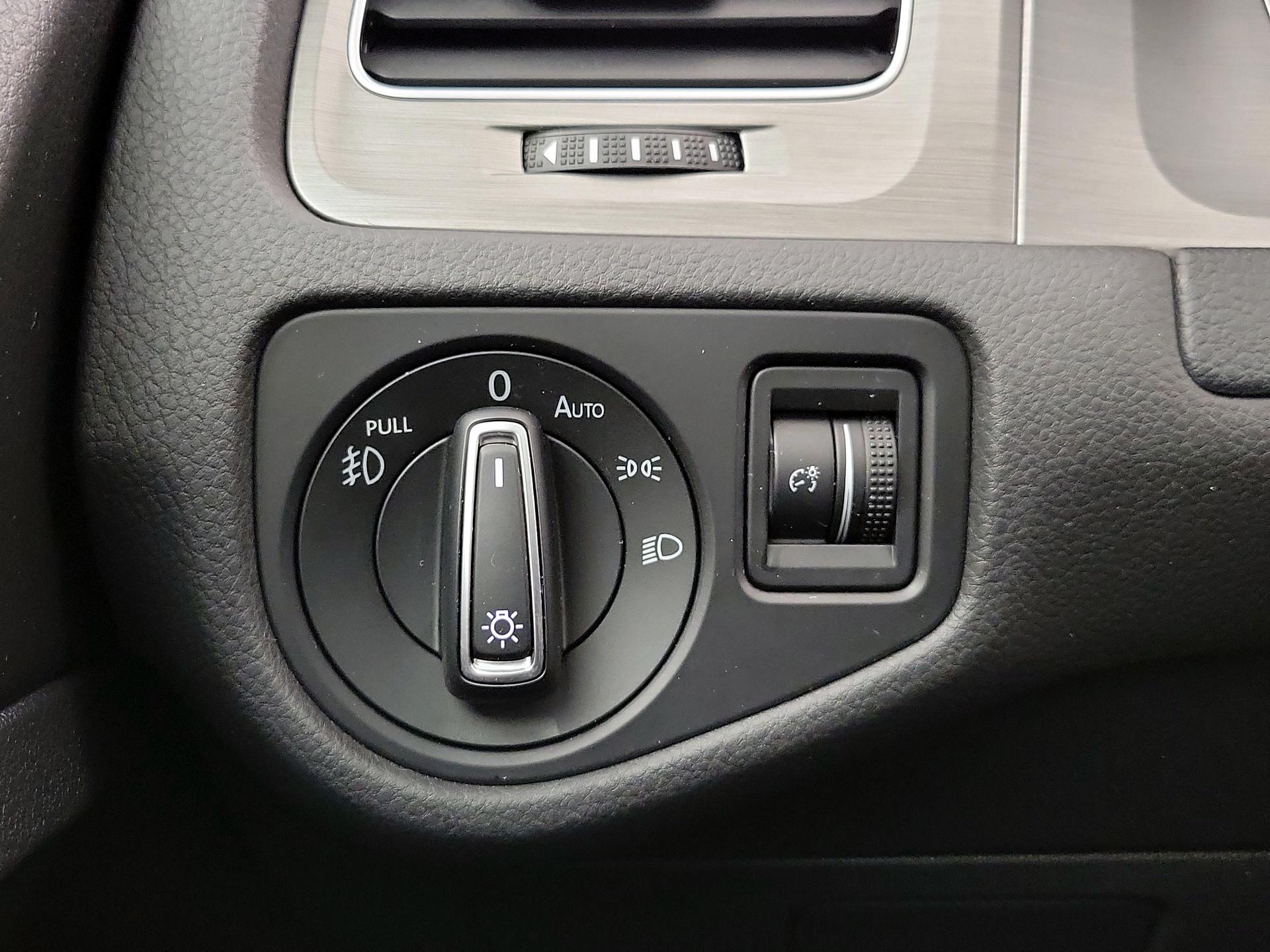 Thumbnail: 2016 Volkswagen Golf - 13