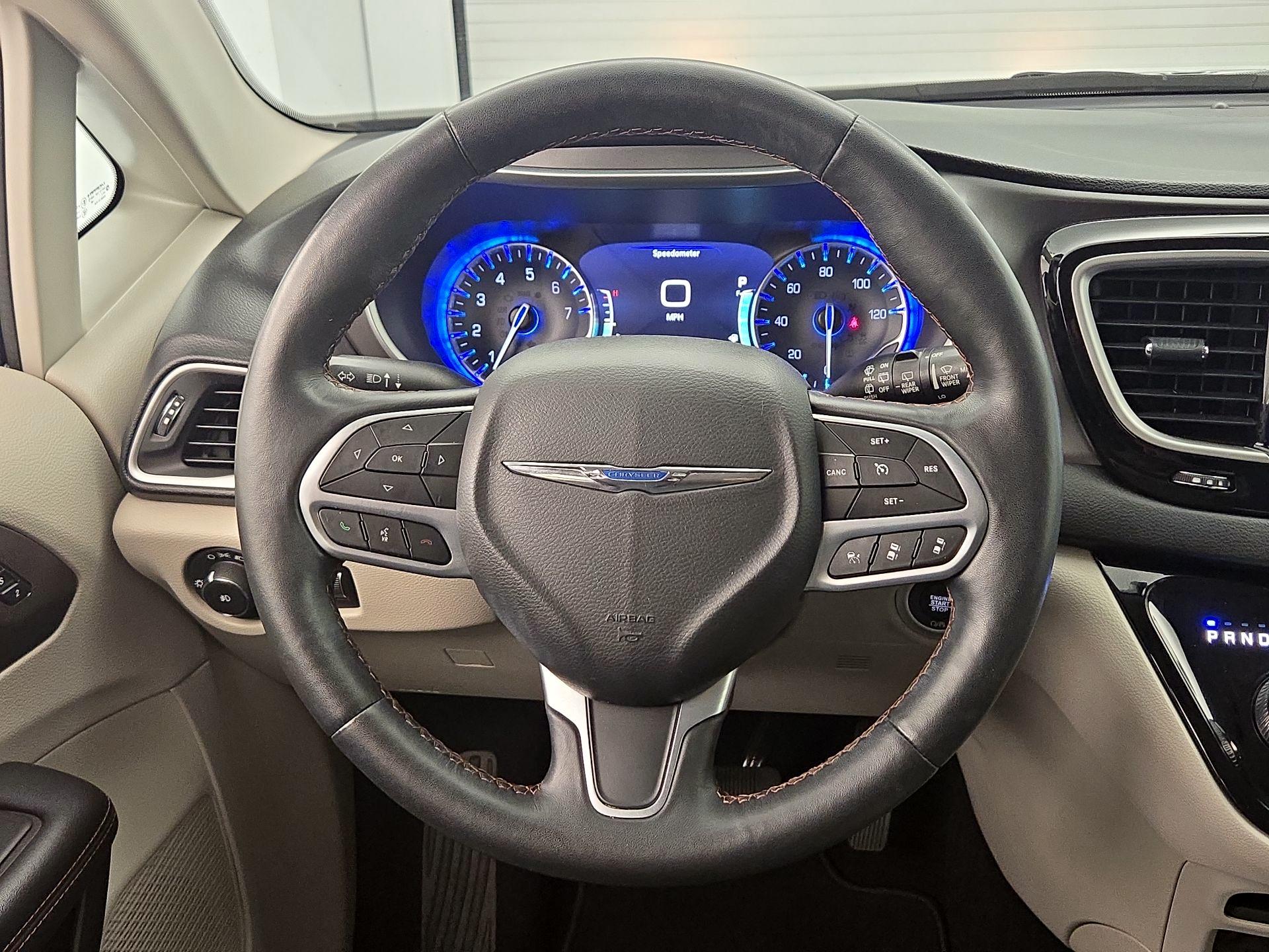 Thumbnail: 2020 Chrysler Pacifica - 10
