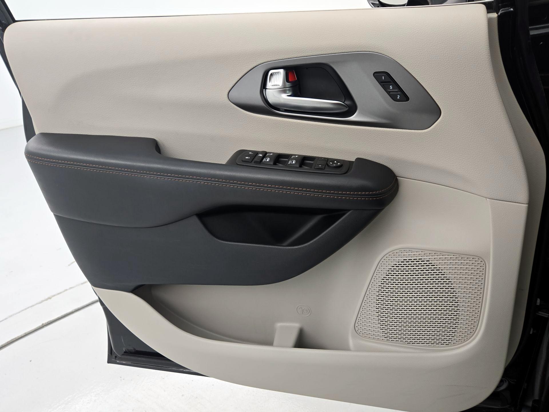 Thumbnail: 2020 Chrysler Pacifica - 12