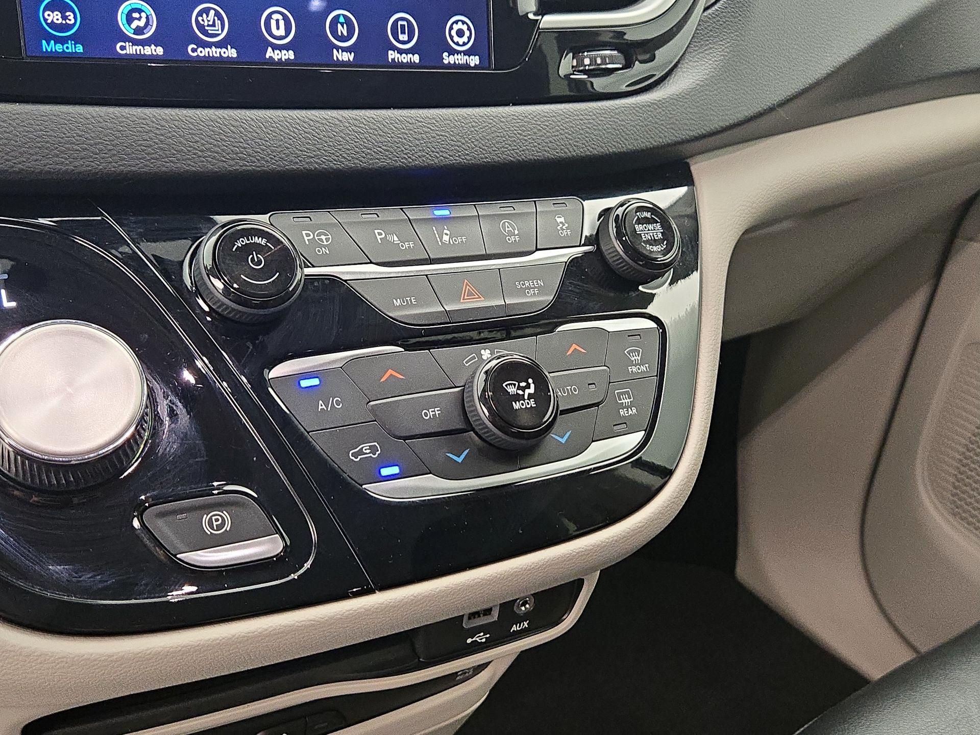 Thumbnail: 2020 Chrysler Pacifica - 17