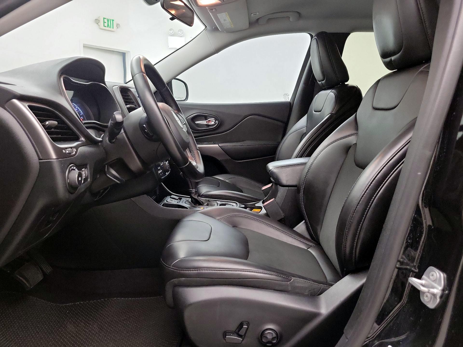Thumbnail: 2019 Jeep Cherokee - 11