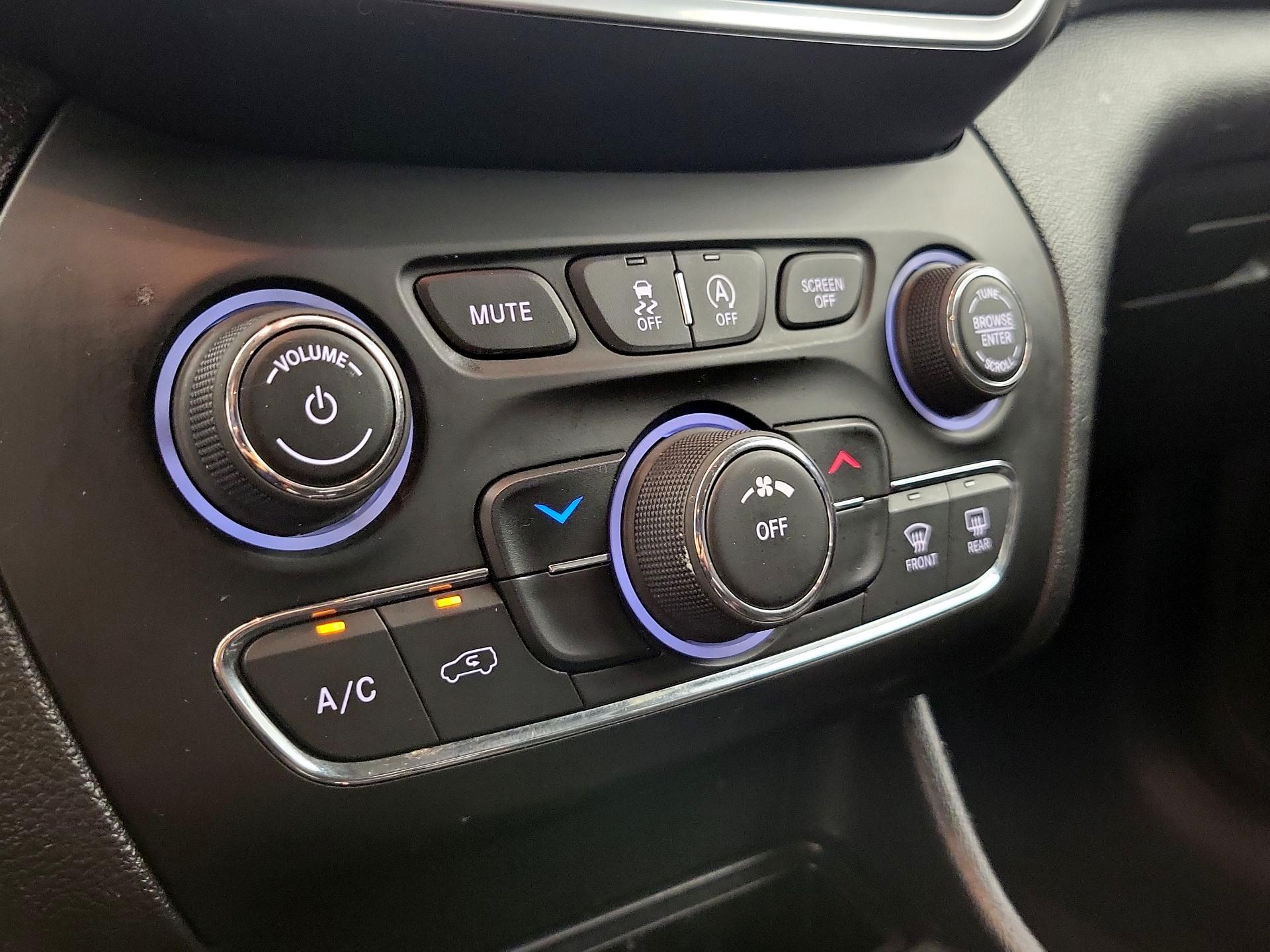 Thumbnail: 2019 Jeep Cherokee - 16