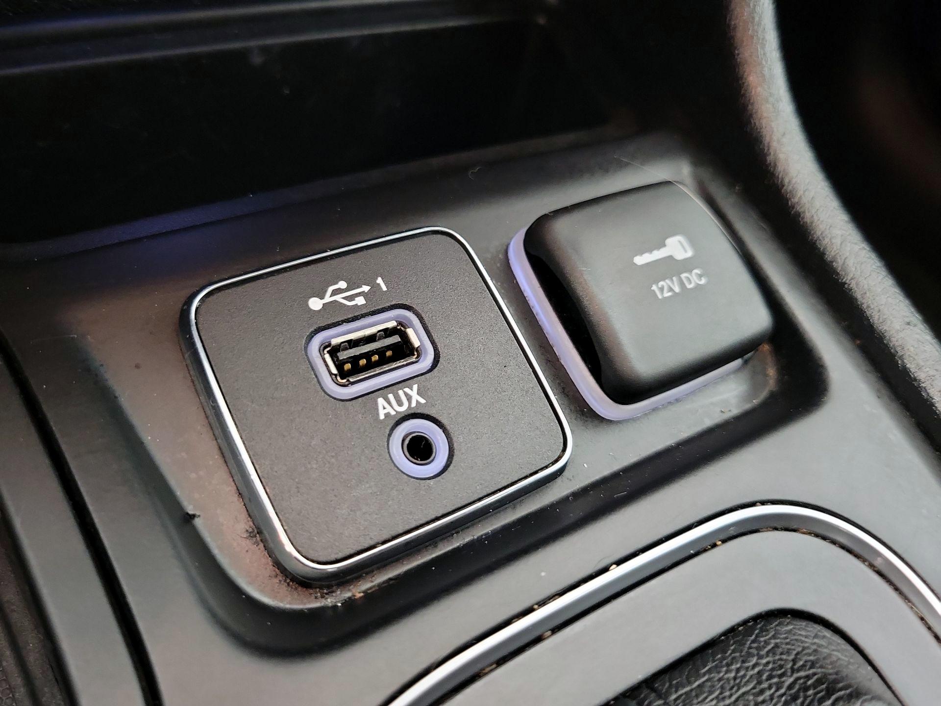 Thumbnail: 2019 Jeep Cherokee - 18