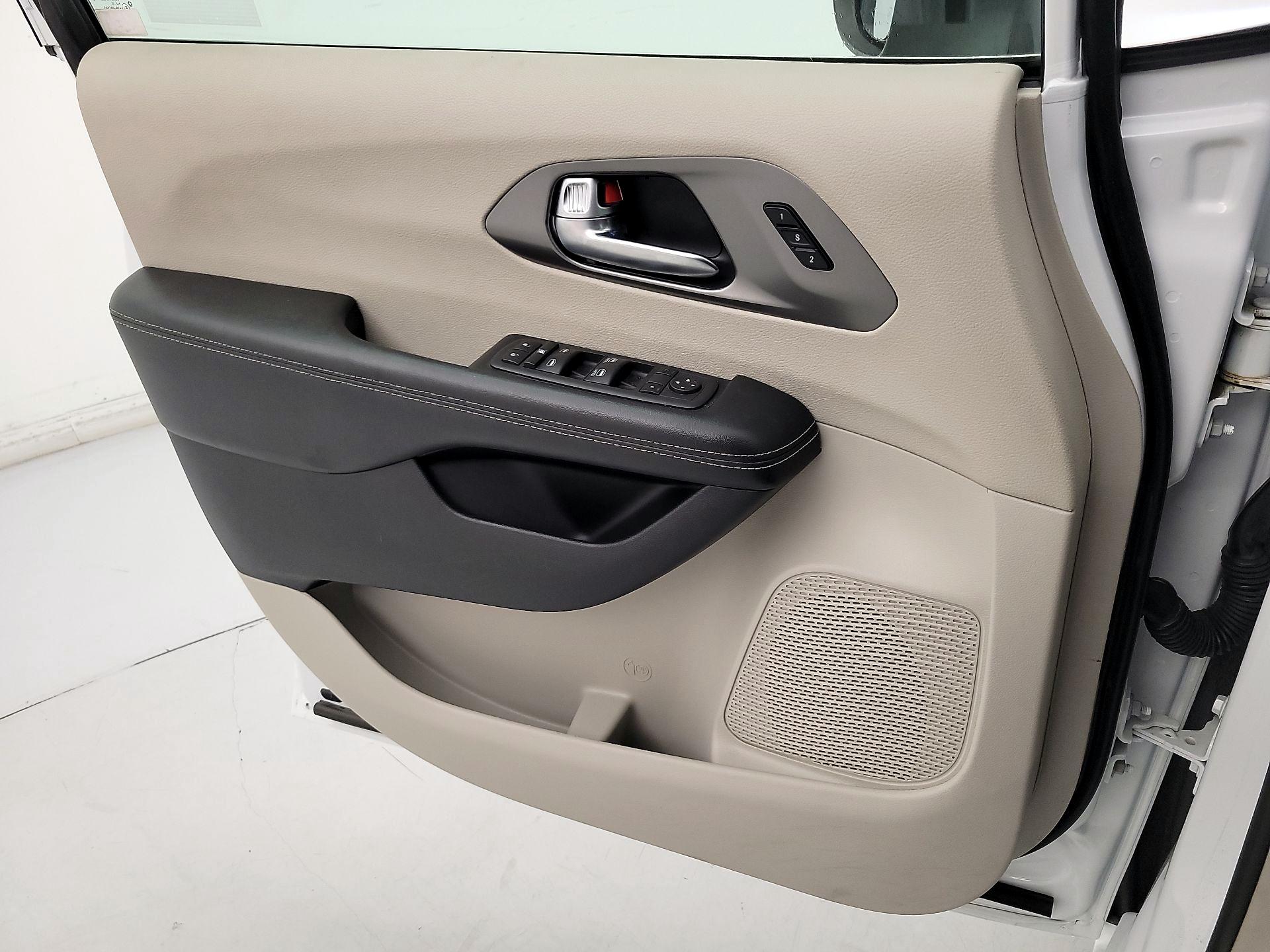 Thumbnail: 2023 Chrysler Pacifica - 12