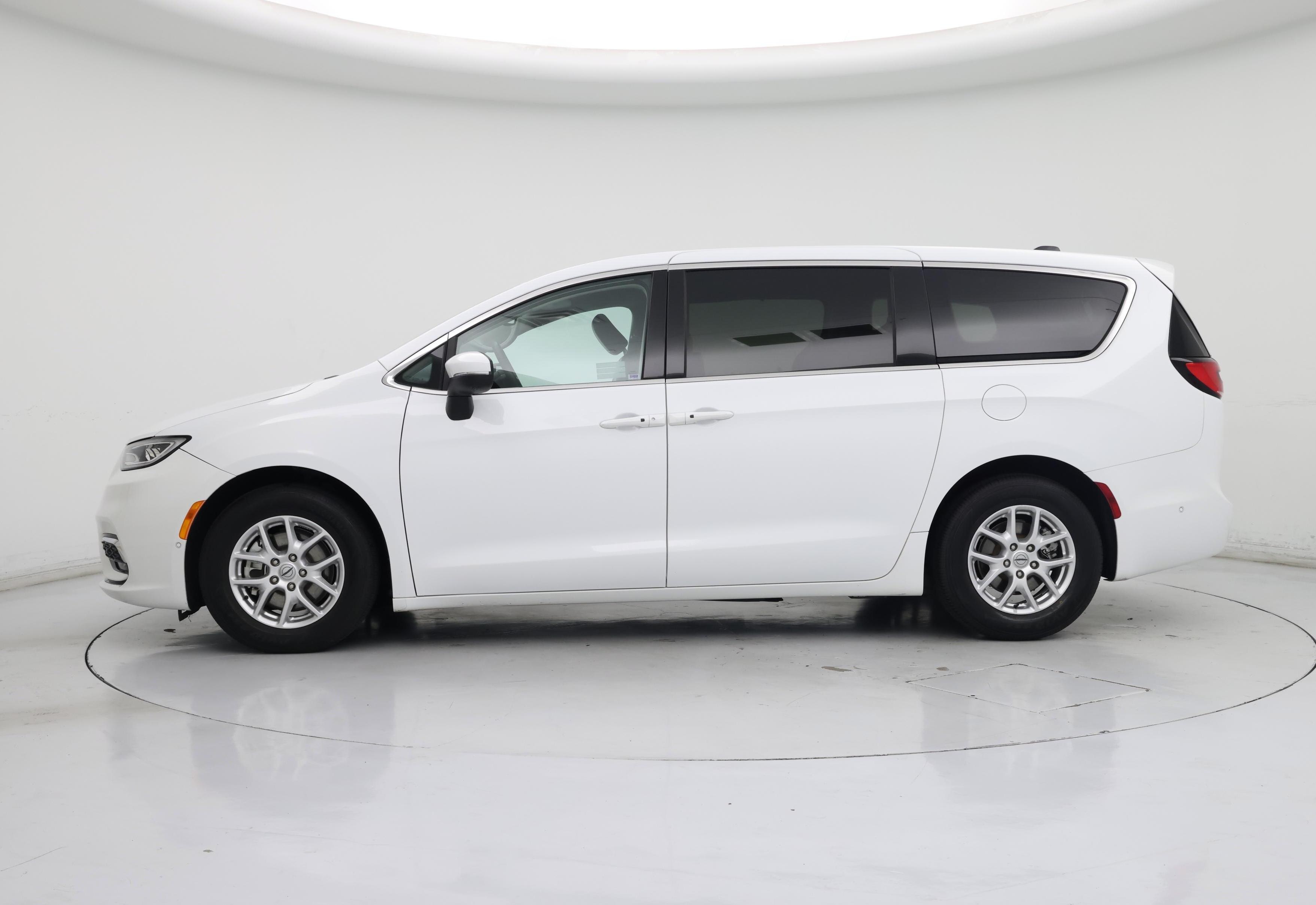 Thumbnail: 2023 Chrysler Pacifica - 3