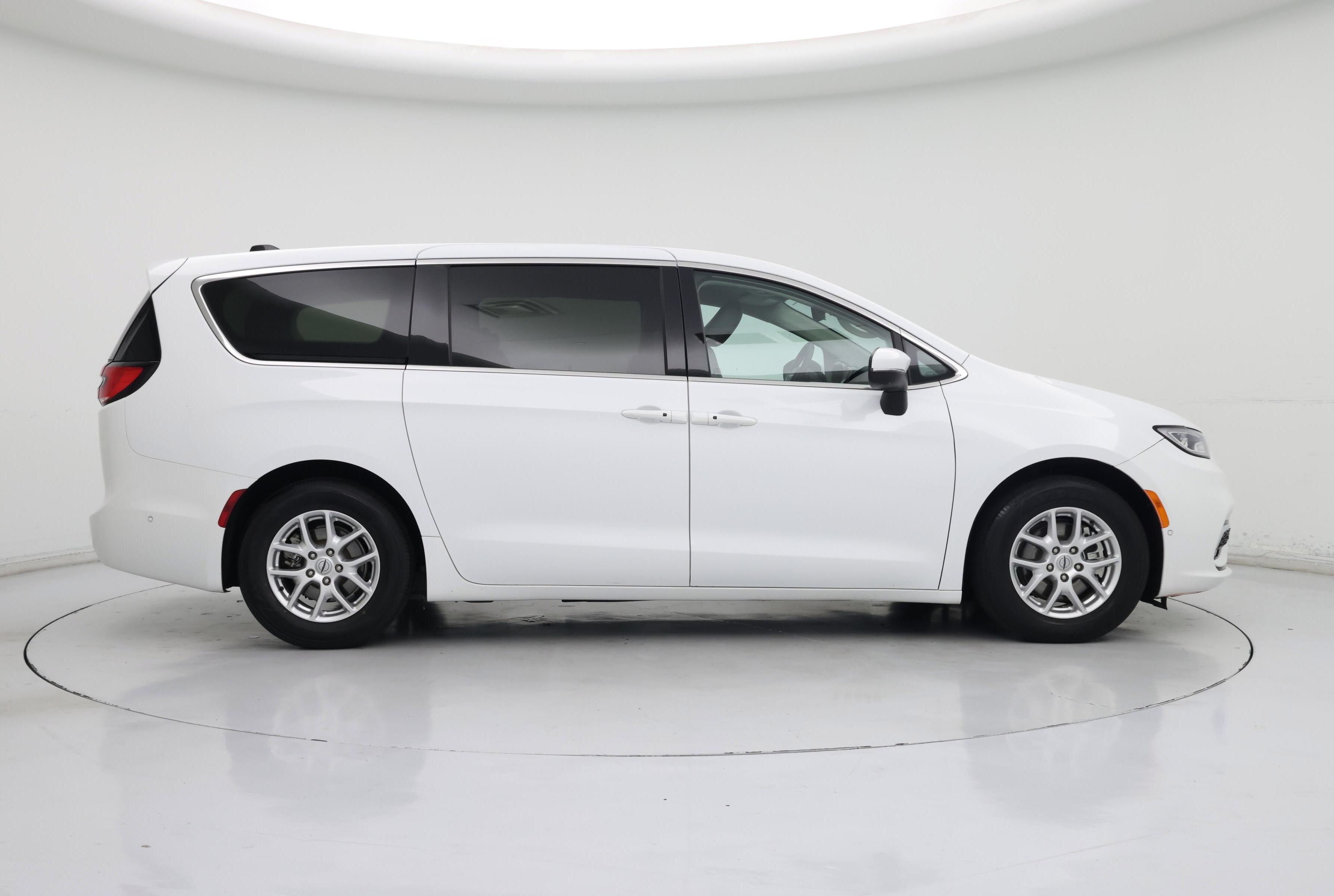 Thumbnail: 2023 Chrysler Pacifica - 7
