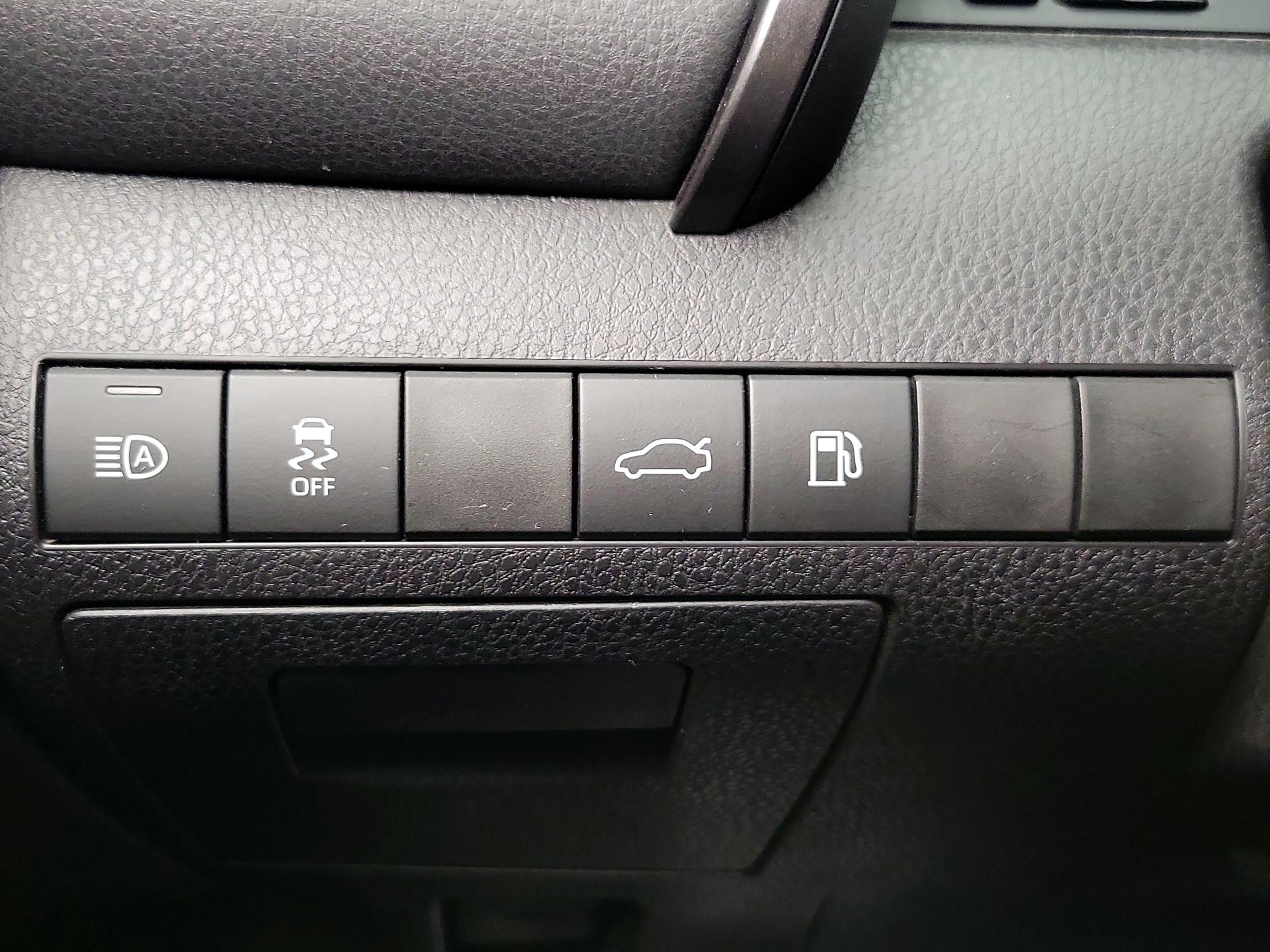 Thumbnail: 2018 Toyota Camry - 13