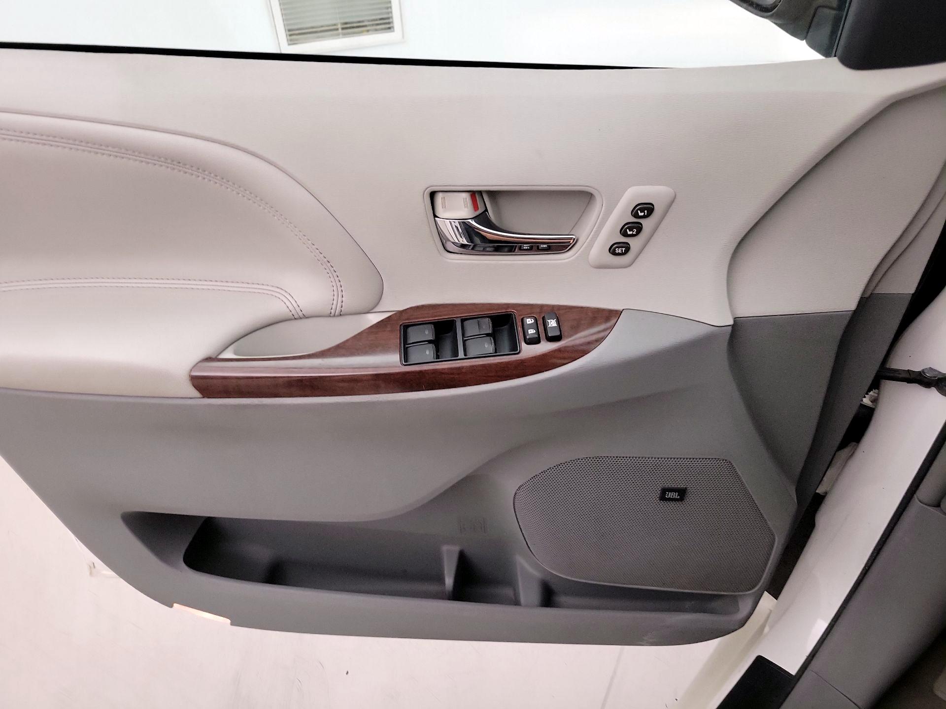 Thumbnail: 2013 Toyota Sienna - 12