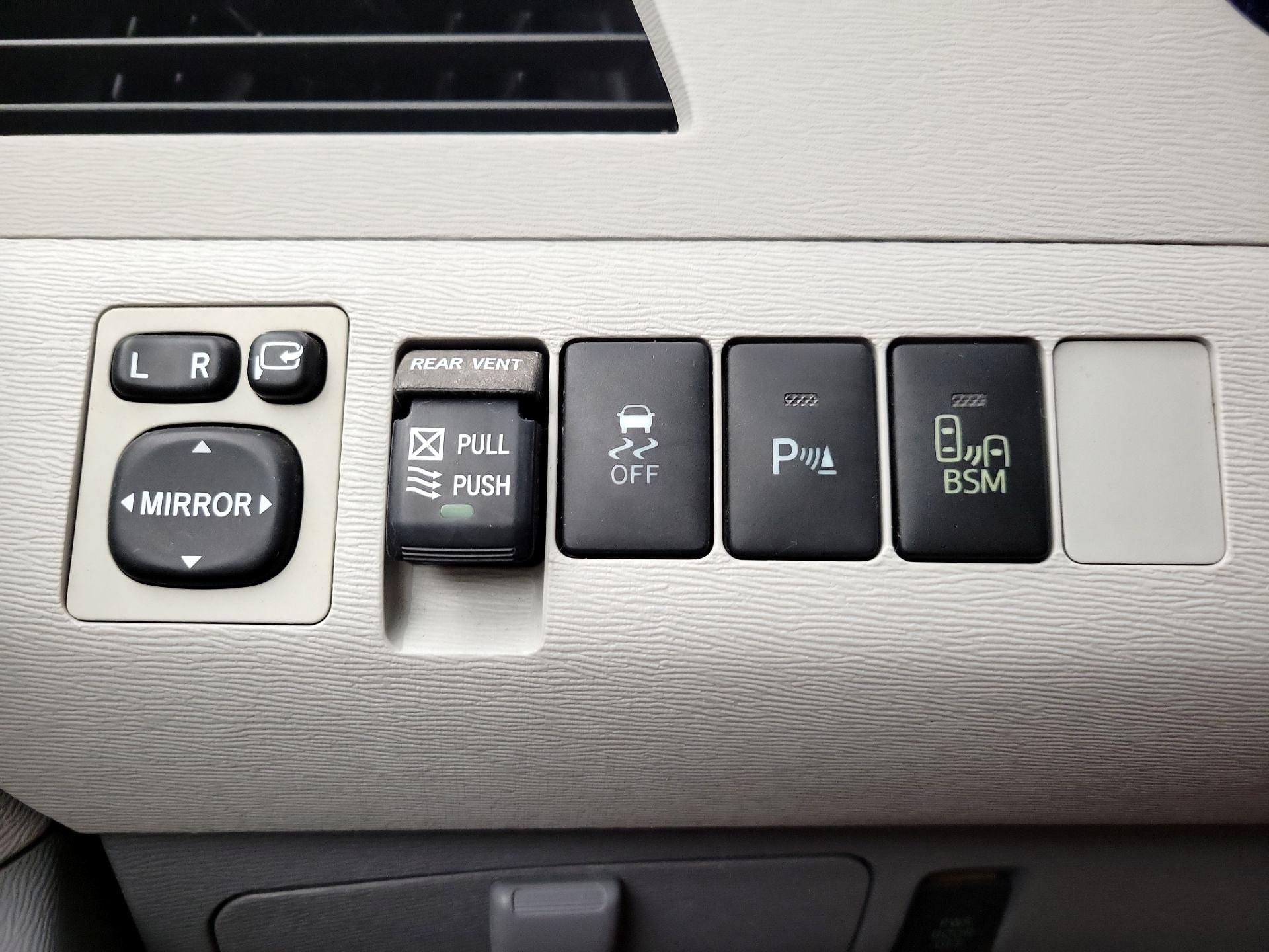 Thumbnail: 2013 Toyota Sienna - 13