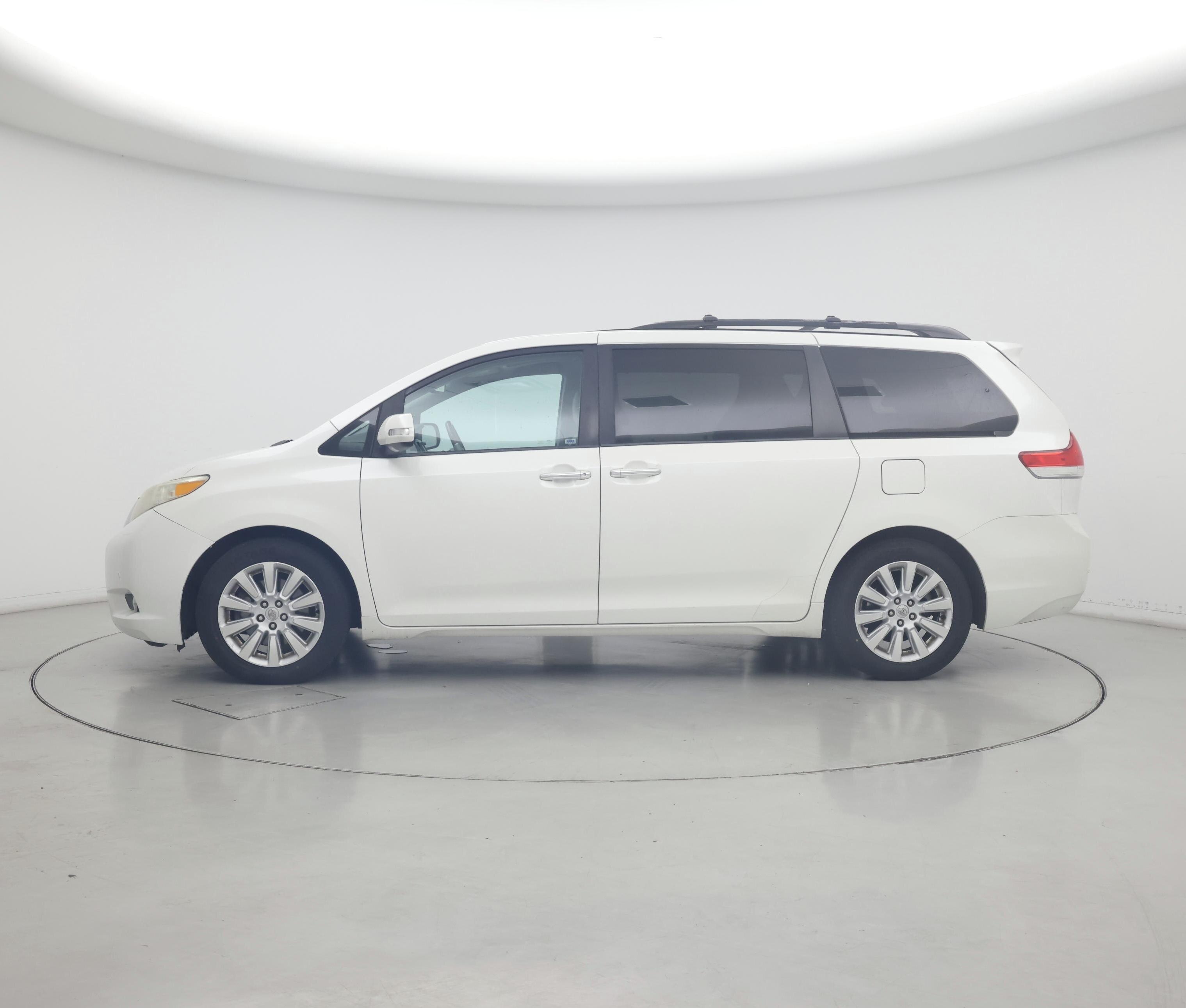 Thumbnail: 2013 Toyota Sienna - 3