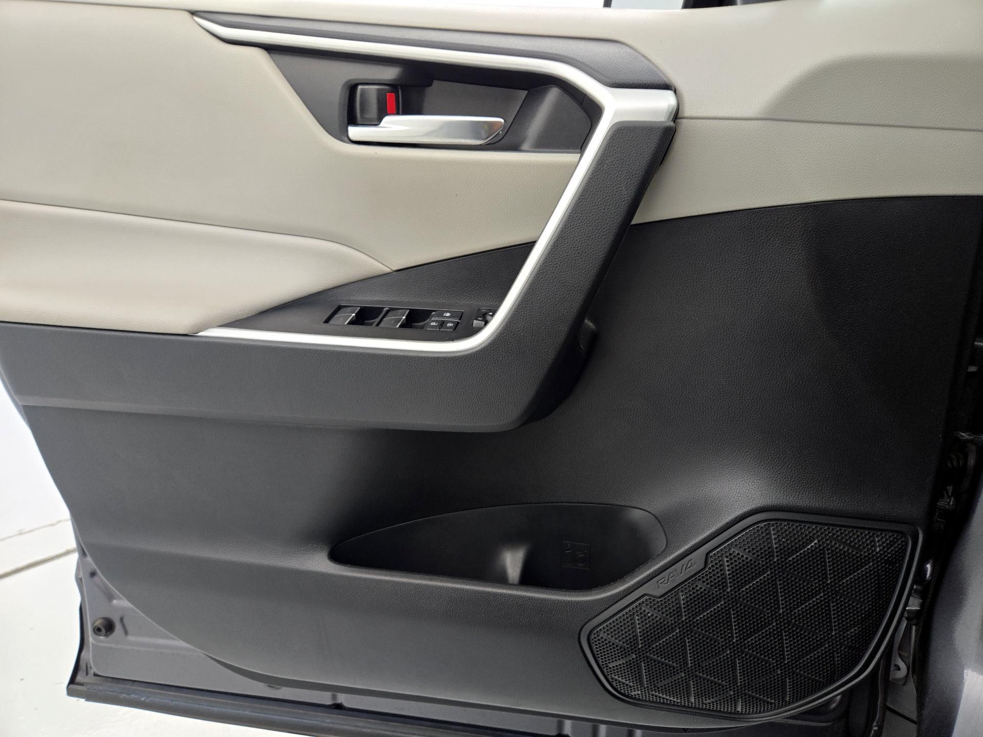 Thumbnail: 2022 Toyota RAV4 - 12
