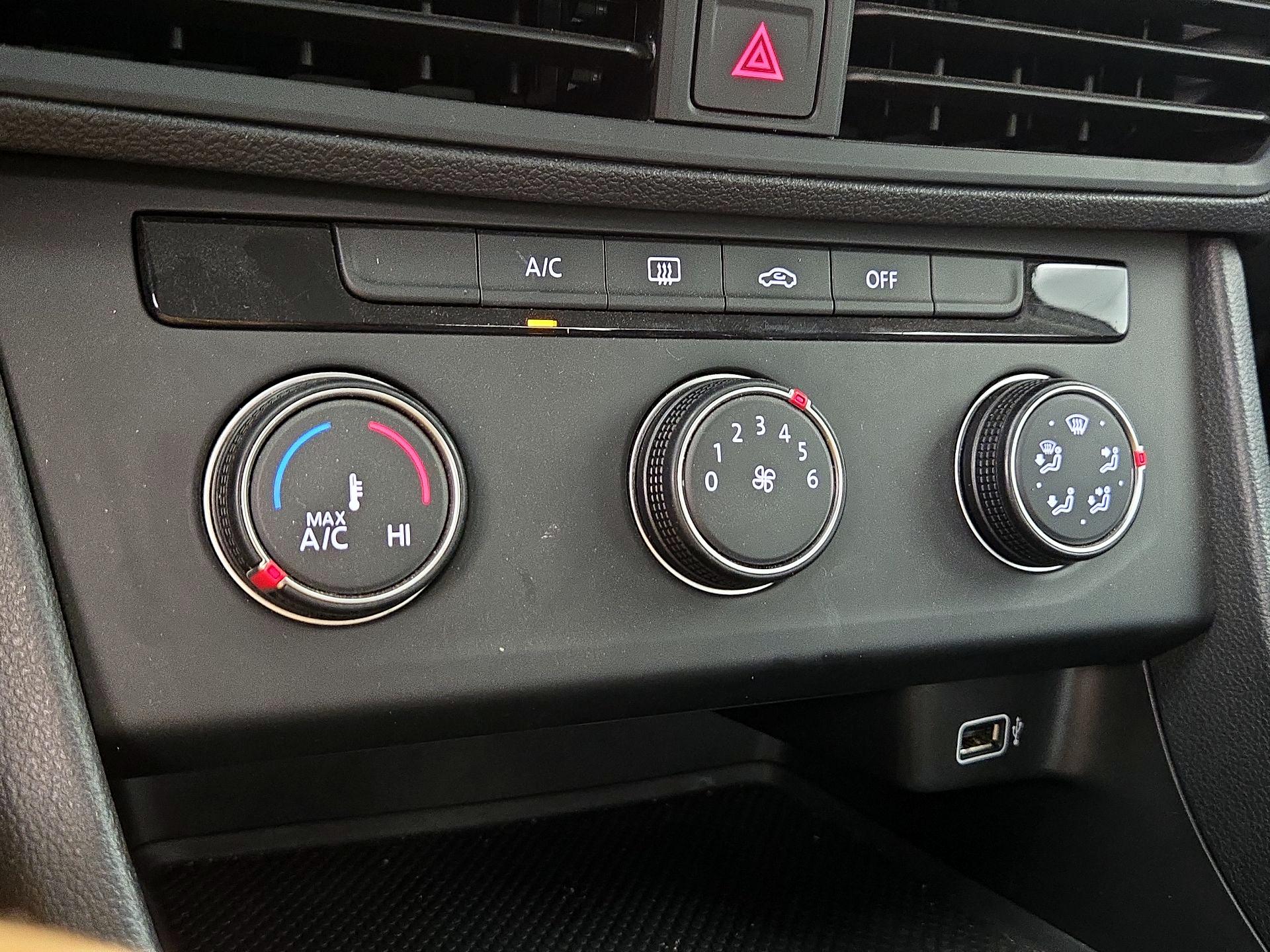 Thumbnail: 2019 Volkswagen Jetta - 16