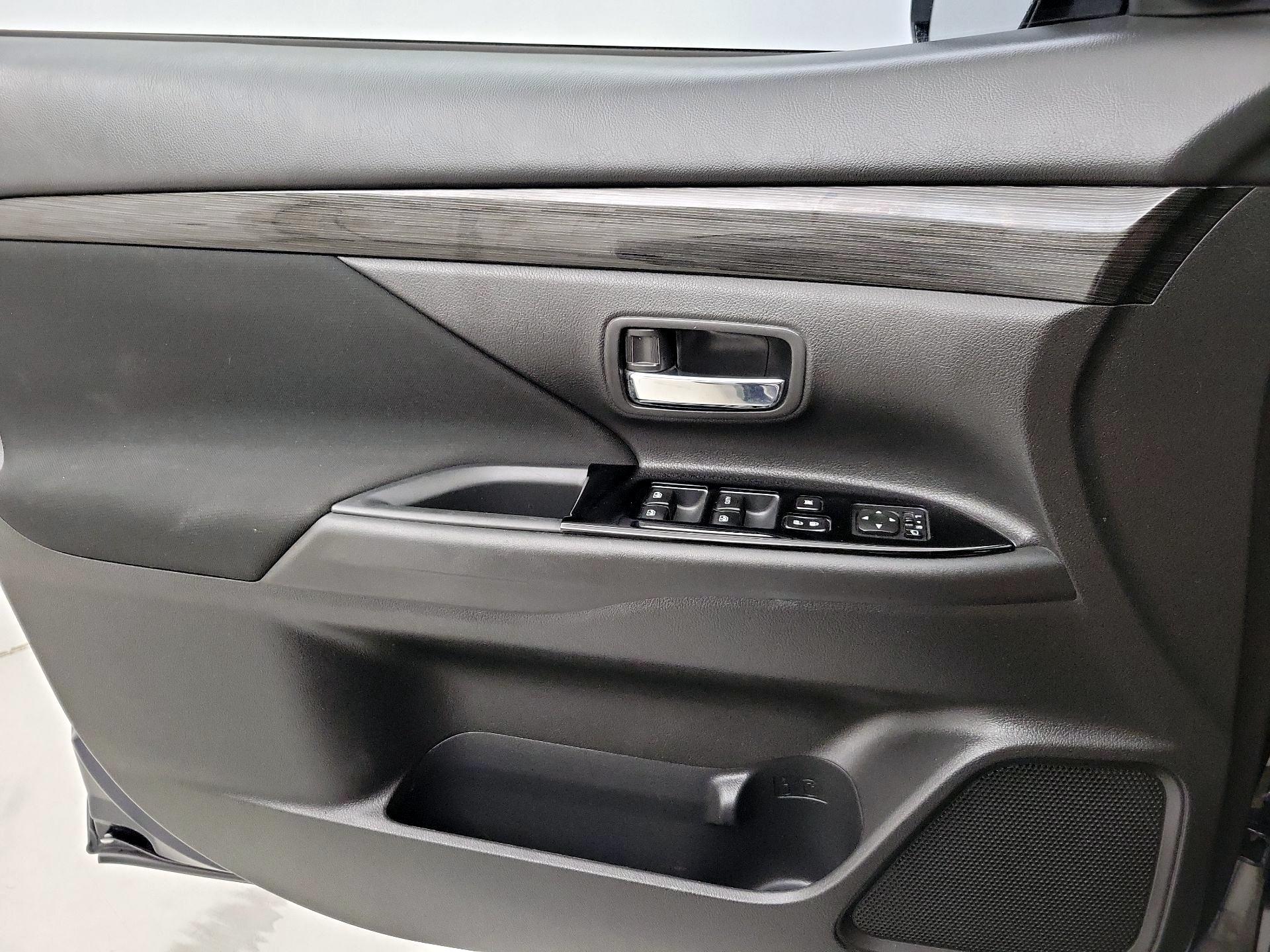 Thumbnail: 2018 Mitsubishi Outlander - 12