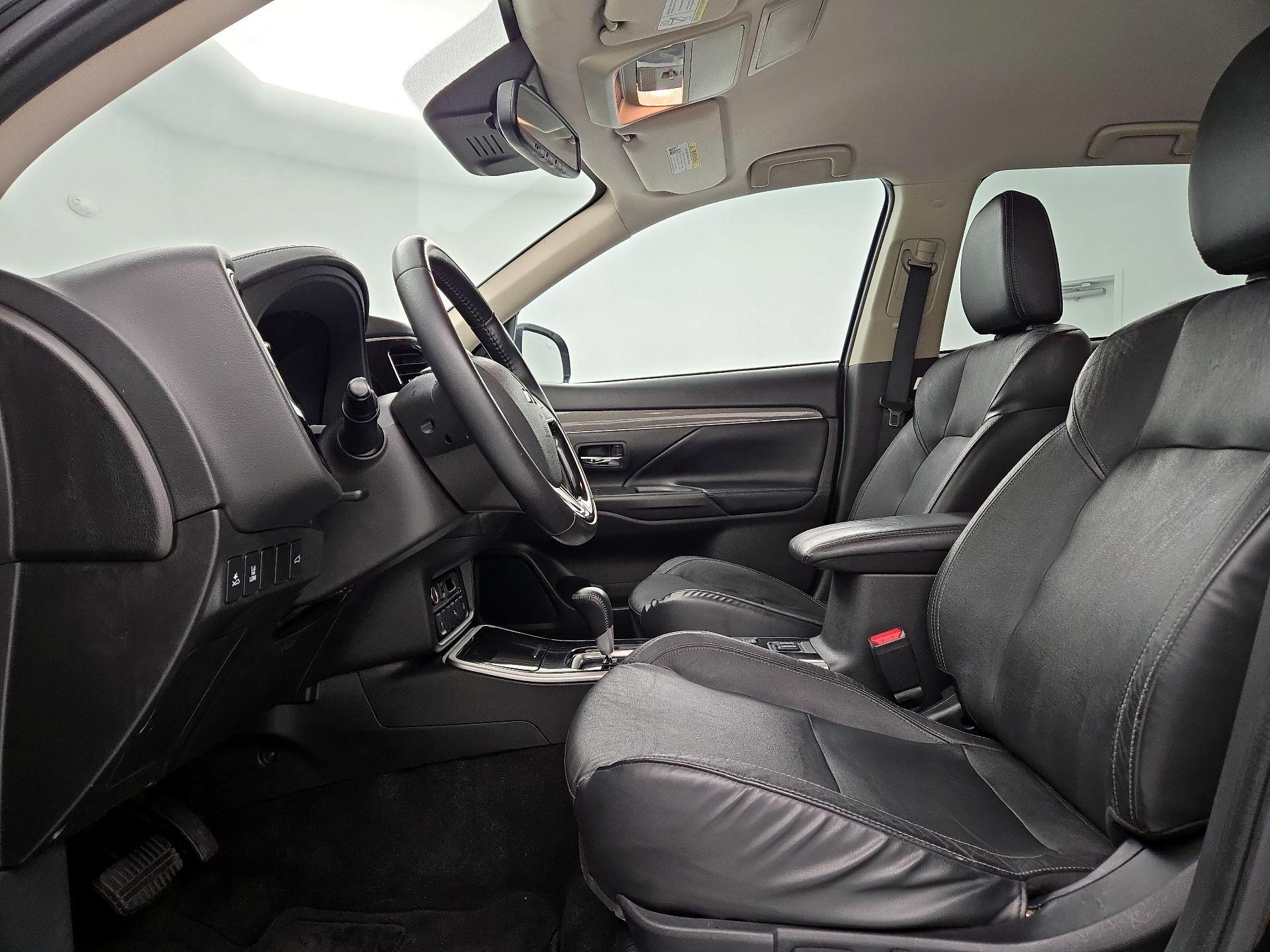 Thumbnail: 2020 Mitsubishi Outlander - 11